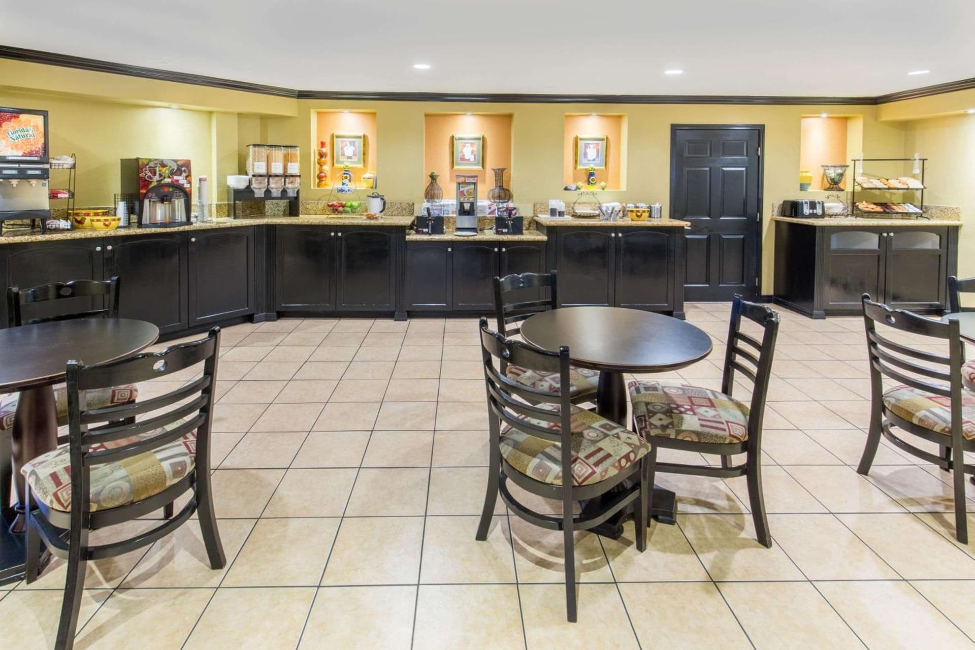 Ramada by Wyndham Ontario Airport & Convention Center gallery photo in Ontario, CA — image 42