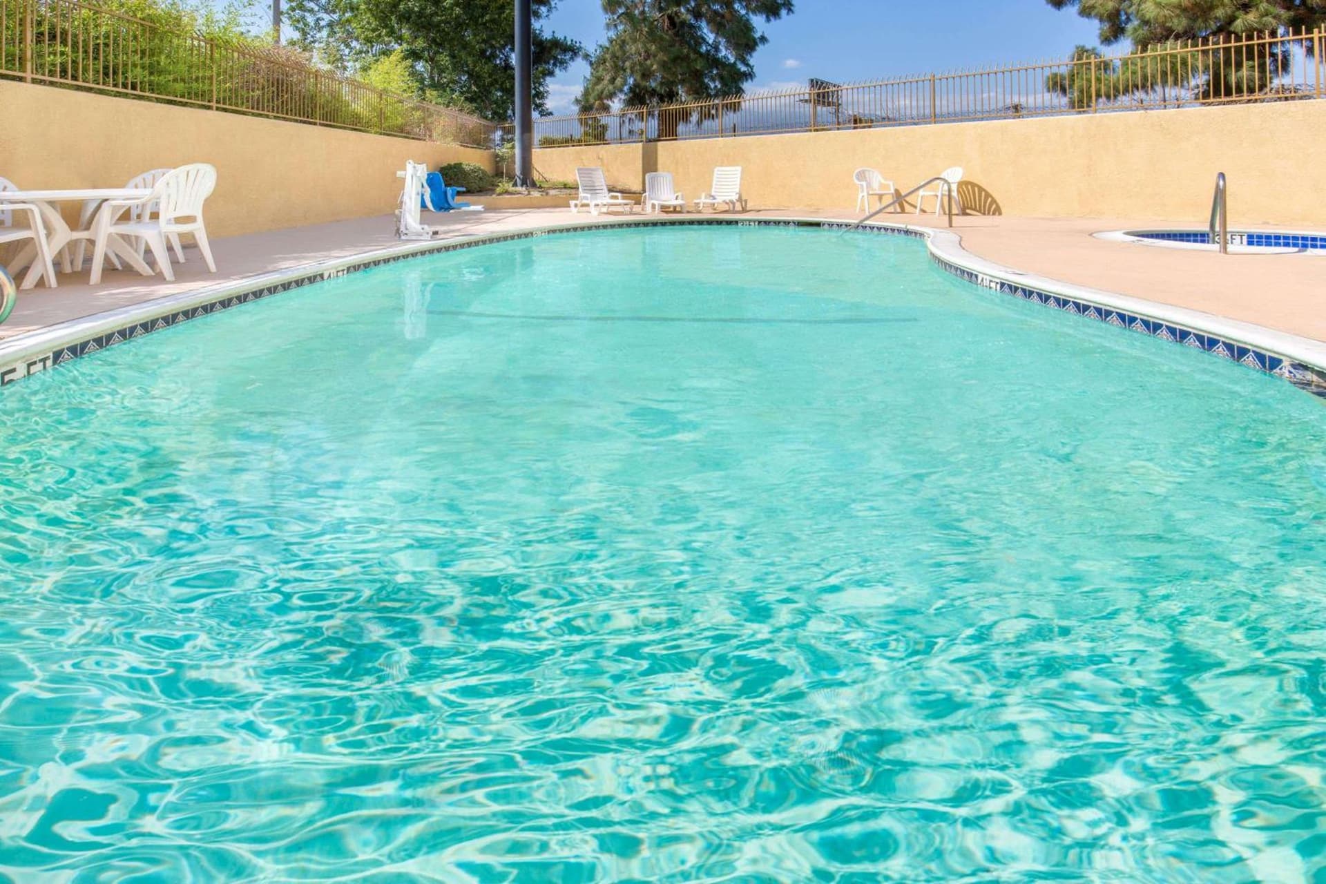 Ramada by Wyndham Ontario Airport & Convention Center gallery photo in Ontario, CA — image 52