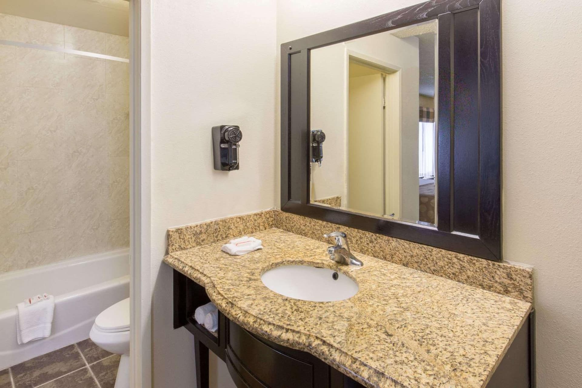 Ramada by Wyndham Ontario Airport & Convention Center gallery photo in Ontario, CA — image 33