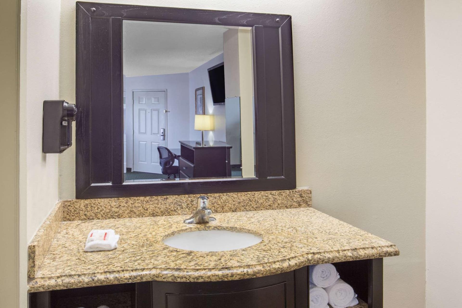 Ramada by Wyndham Ontario Airport & Convention Center gallery photo in Ontario, CA — image 64