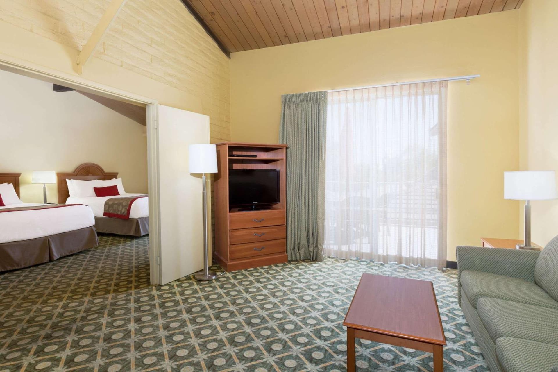 Ramada by Wyndham Santa Barbara gallery photo in Santa Barbara, CA — image 14