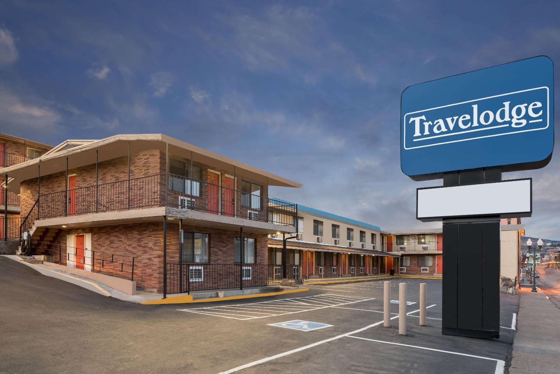 Travelodge by Wyndham Klamath Falls featured exterior or lobby in Klamath Falls, OR — similar hotel