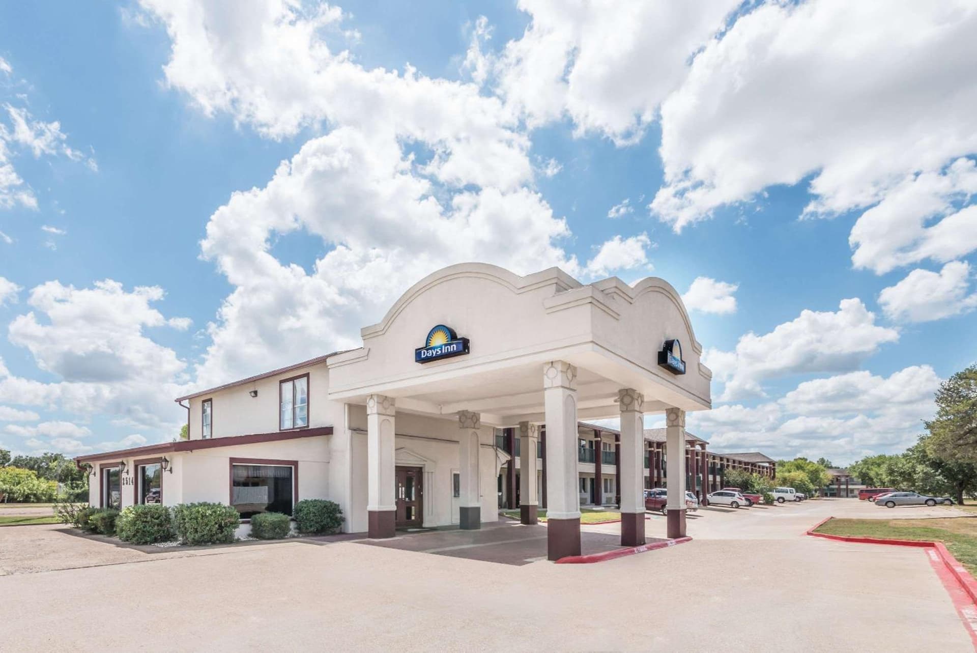 Days Inn by Wyndham Bryan College Station interior in College Station, TX — gallery photo 2