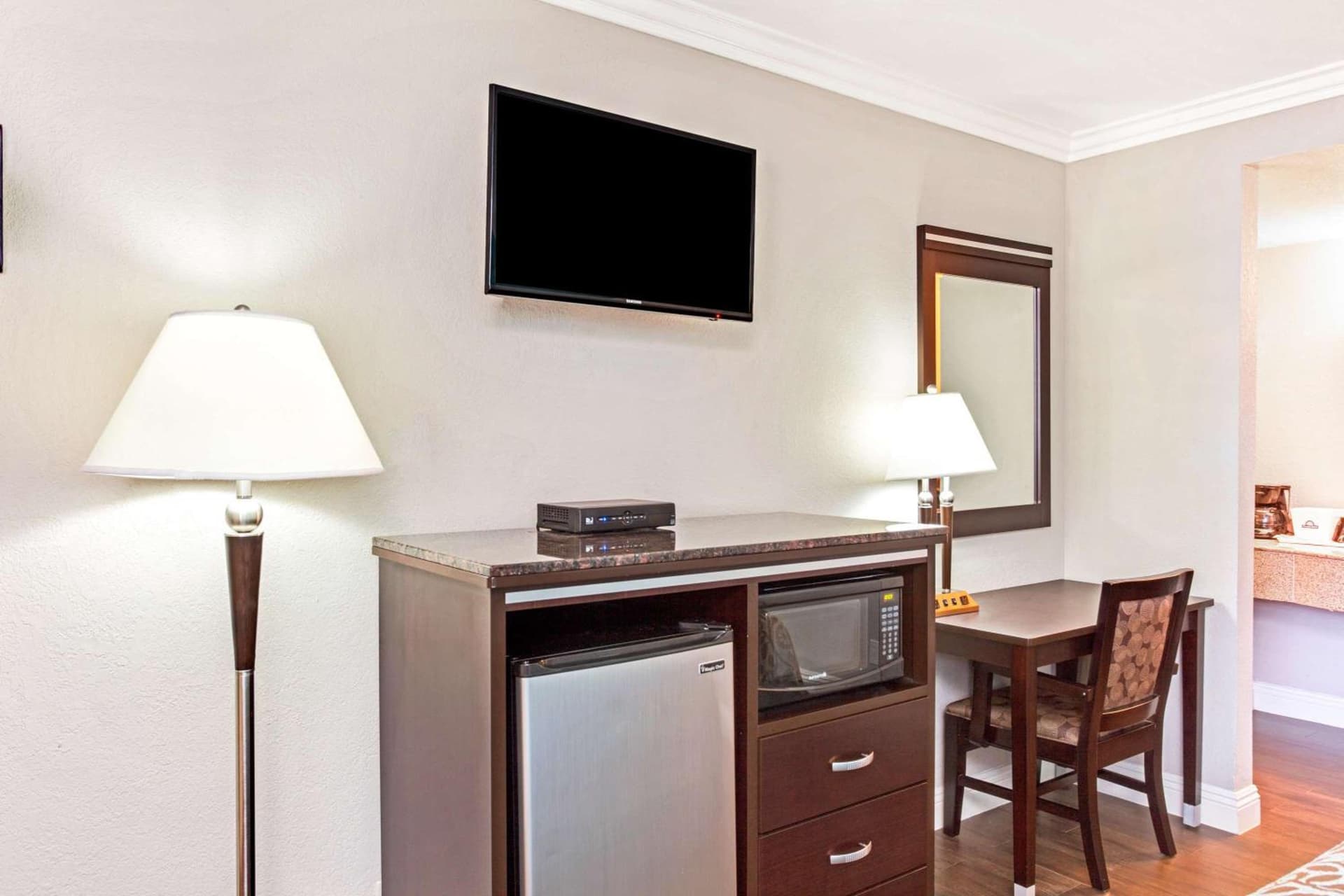 Cabana Inn & Suites property views in Long Beach, CA — gallery photo 3