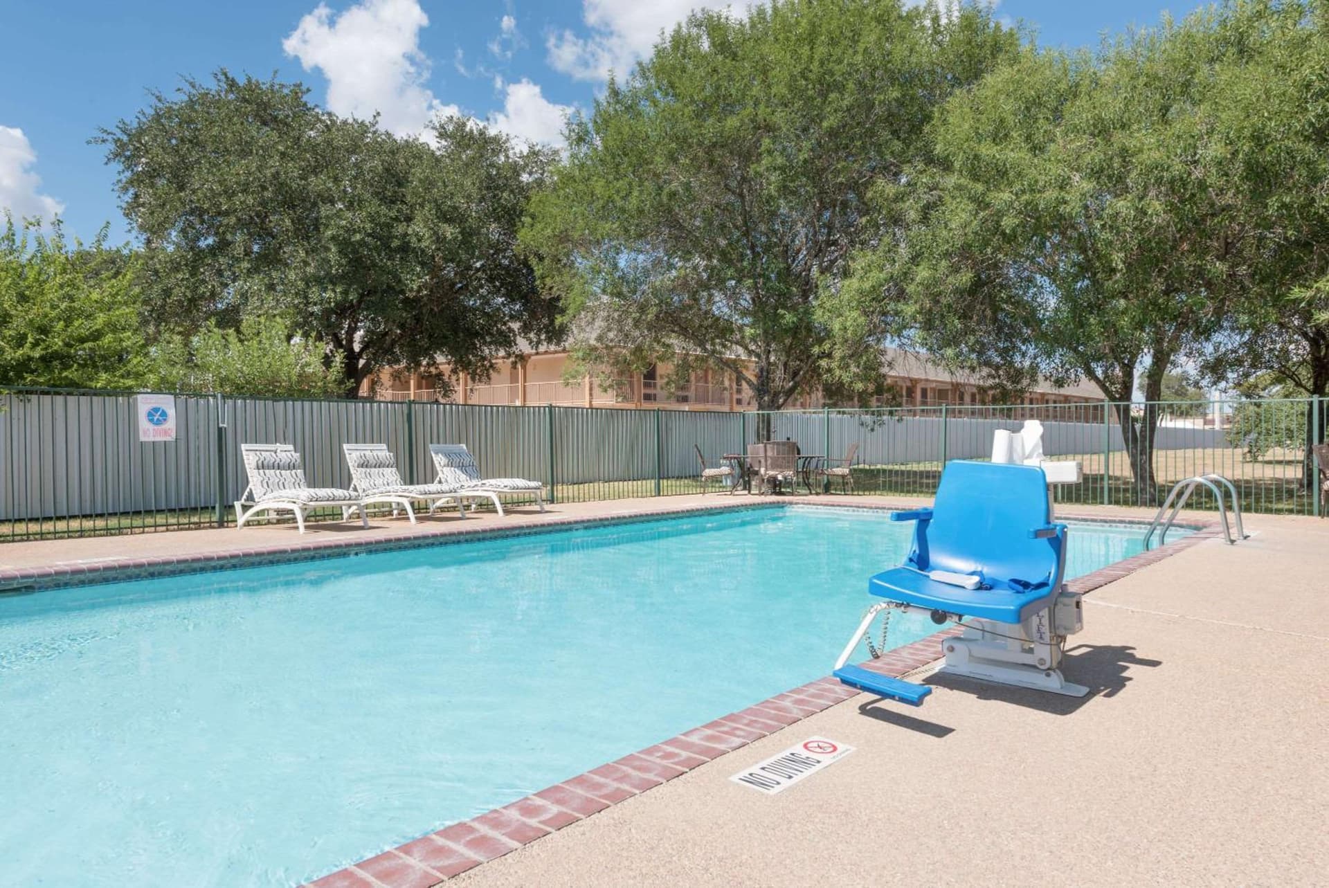 Days Inn by Wyndham Bryan College Station gallery photo in College Station, TX — image 7