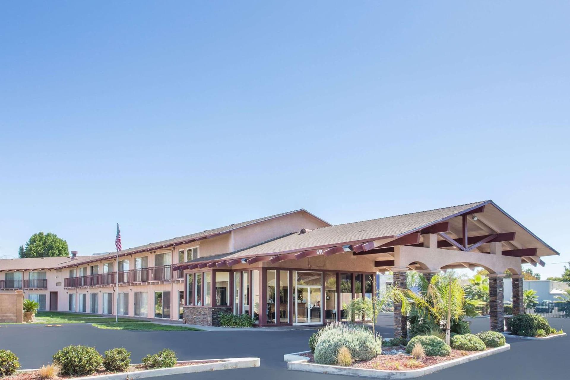Days Inn by Wyndham Modesto interior in Modesto, CA — gallery photo 2