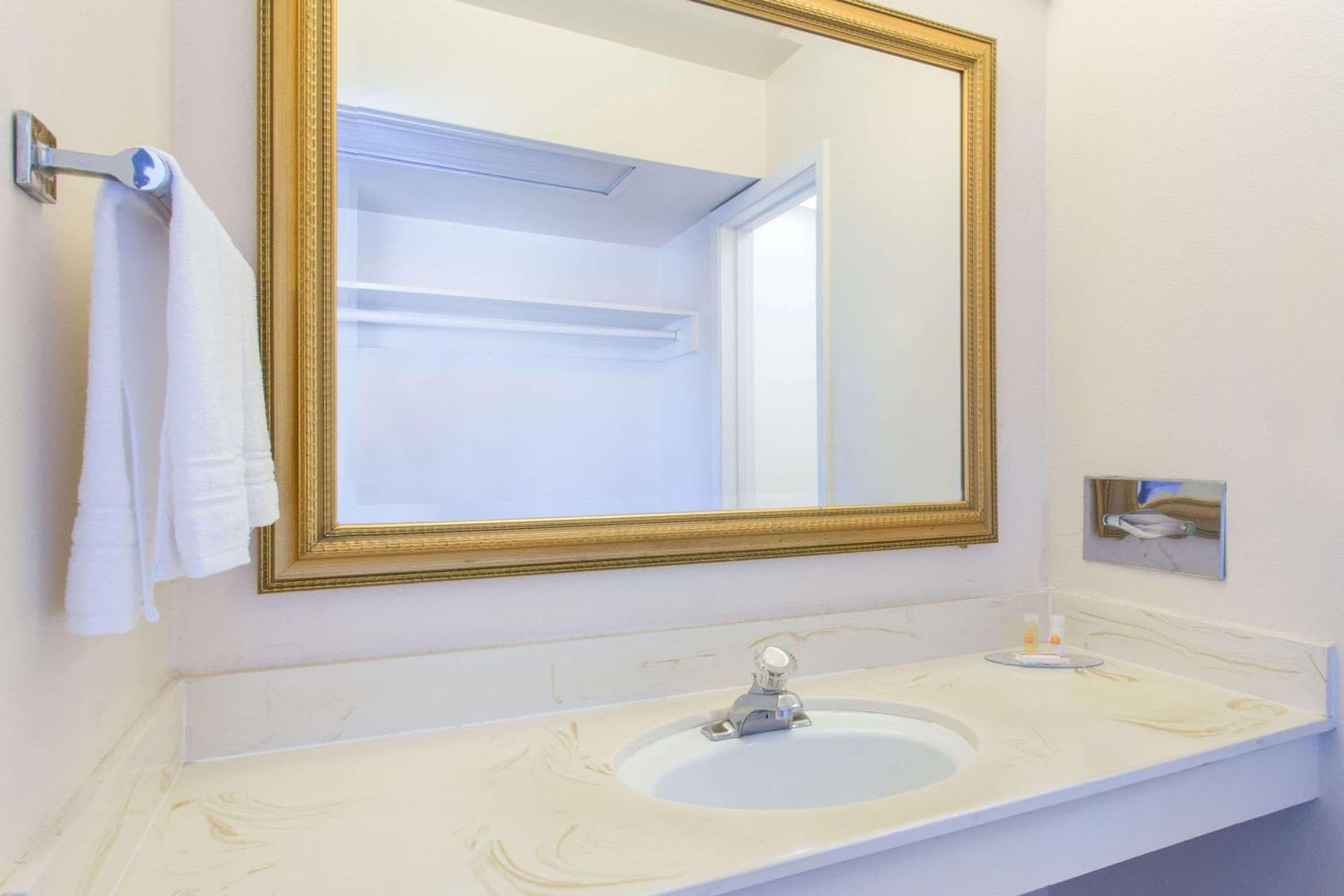Days Inn by Wyndham Modesto interior in Modesto, CA — gallery photo 2