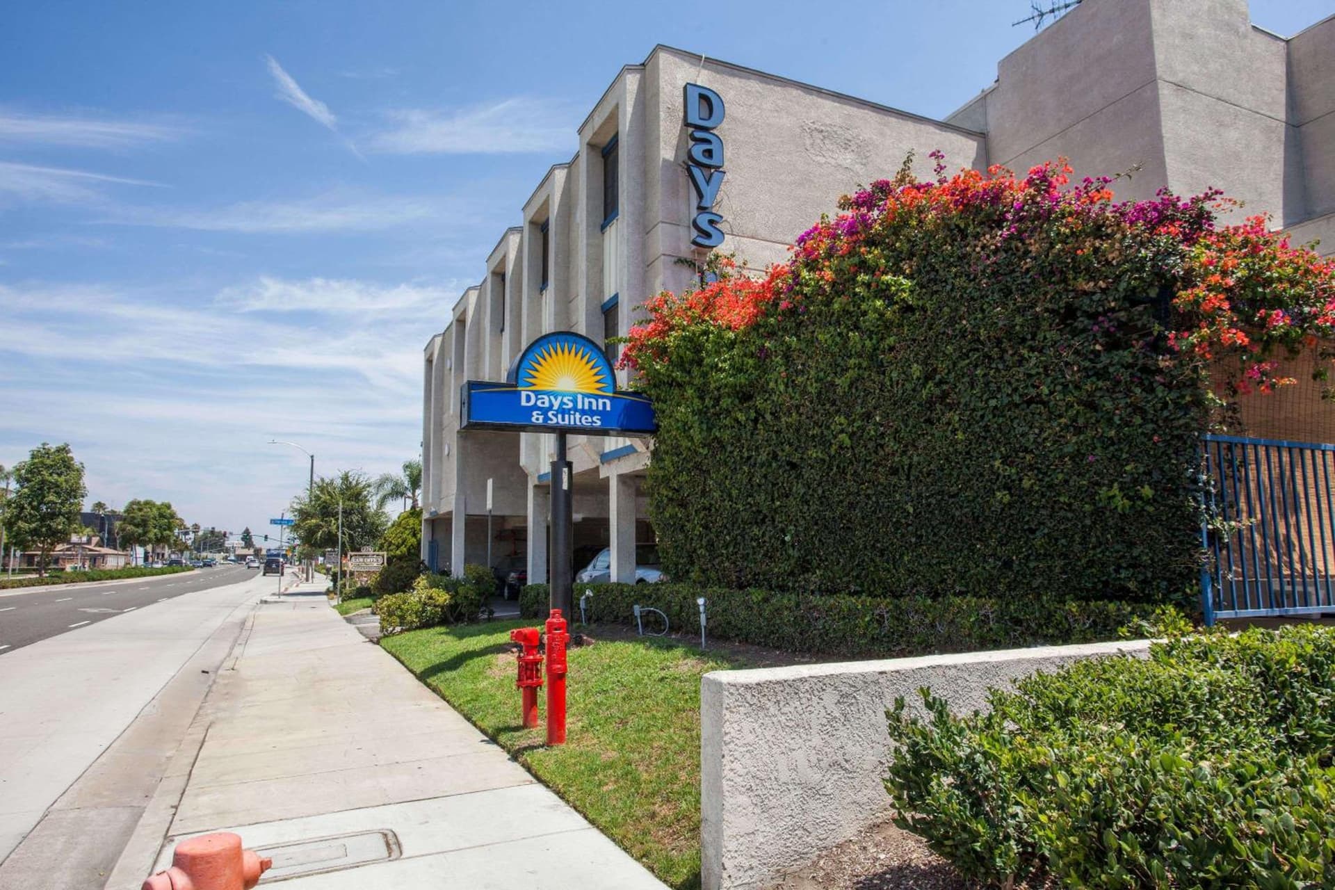 Days Inn by Wyndham Orange Anaheim interior in Orange, CA — gallery photo 2