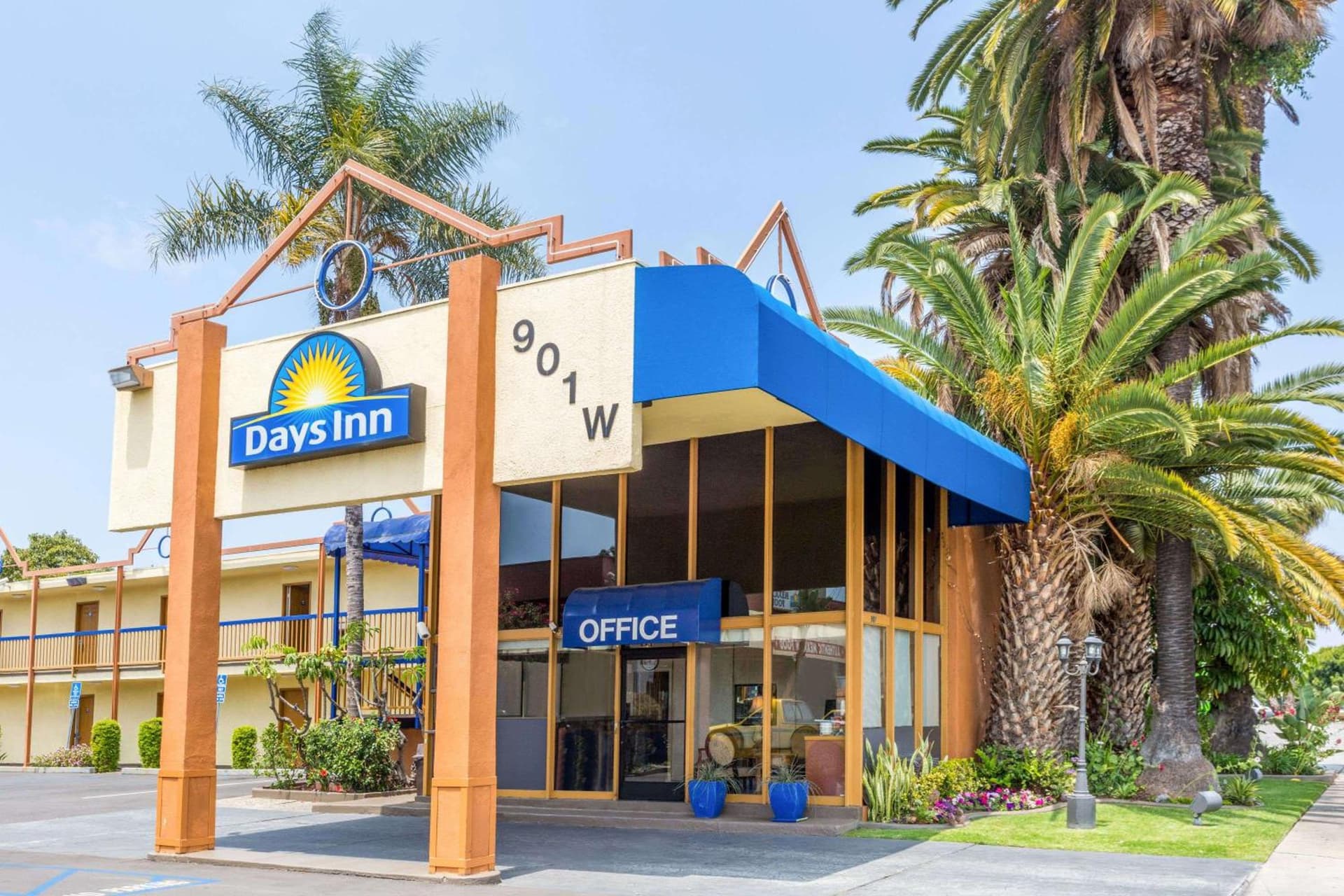 Days Inn by Wyndham Los Angeles LAX Airport Stadium Area featured exterior or lobby in Los Angeles, CA — similar hotel