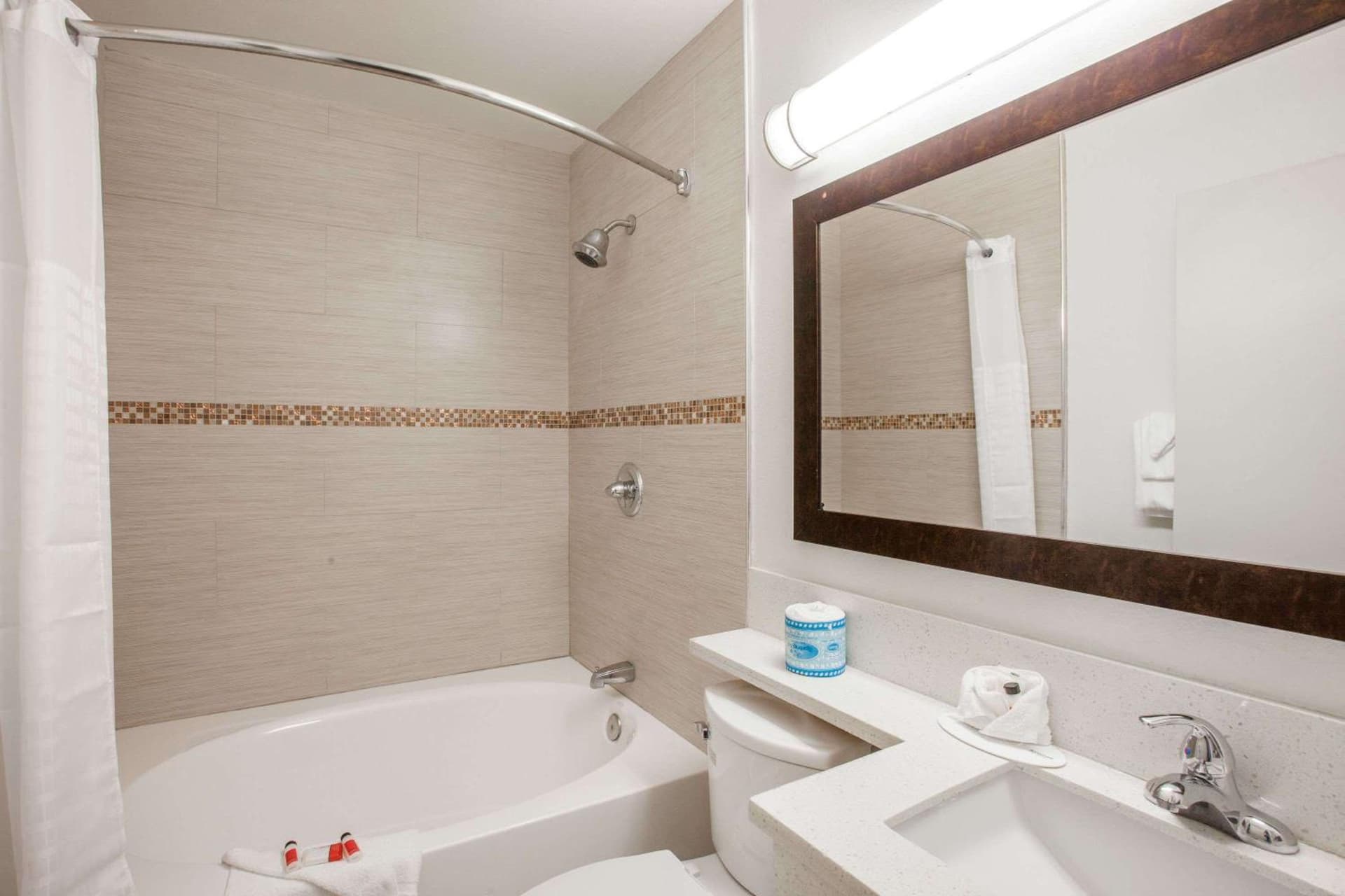Days Inn by Wyndham Orange Anaheim gallery photo in Orange, CA — image 4