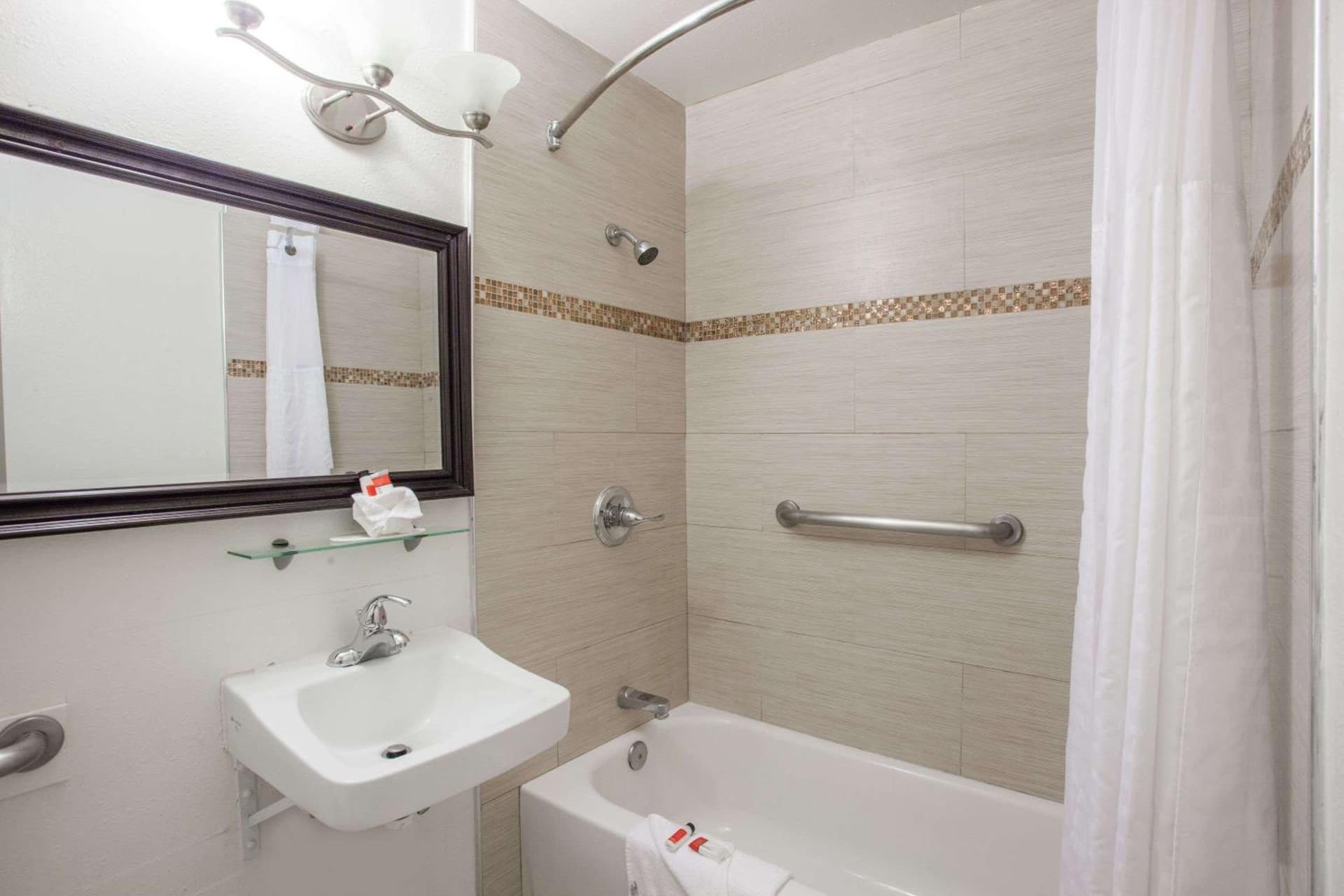 Days Inn by Wyndham Orange Anaheim gallery photo in Orange, CA — image 9