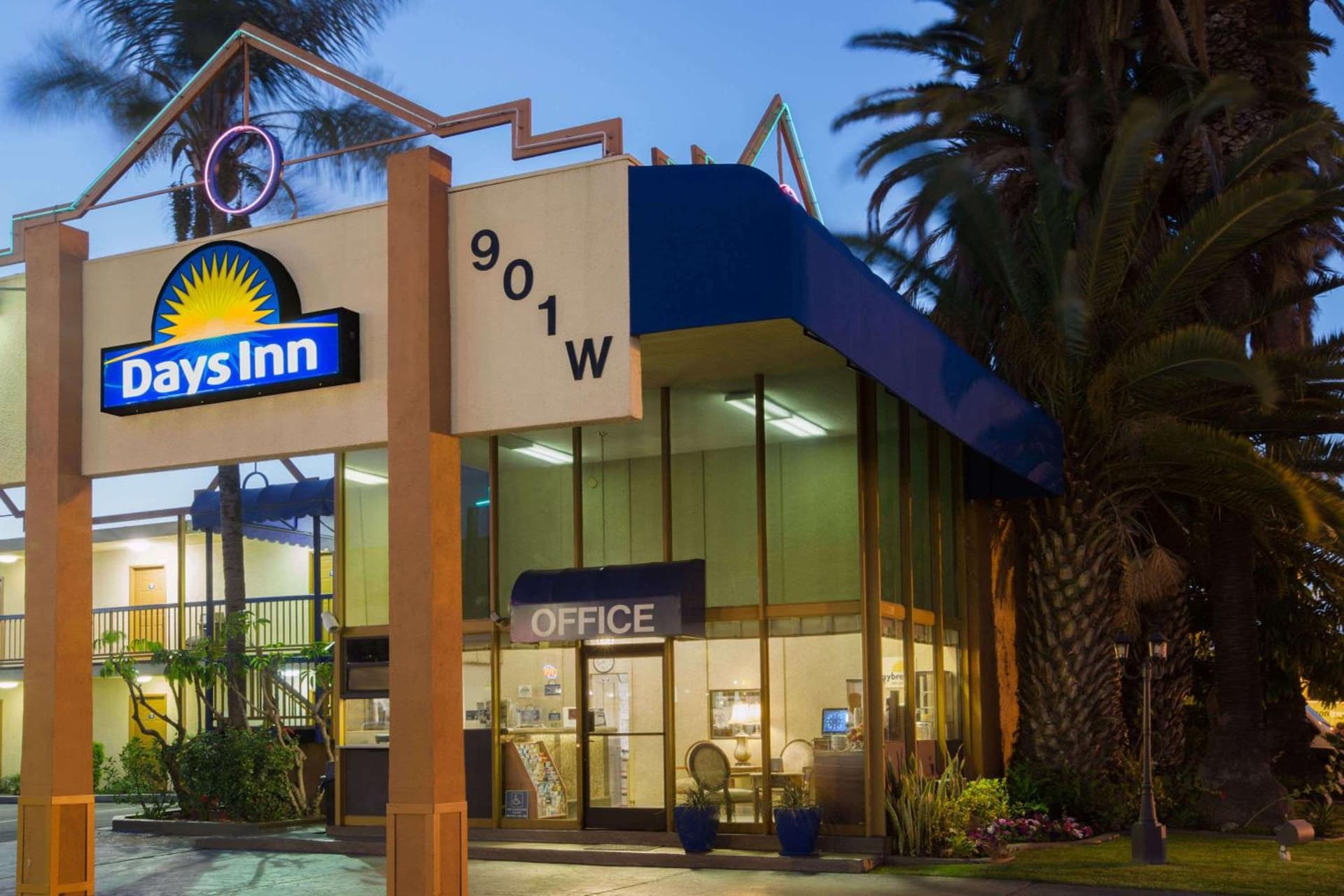 Days Inn by Wyndham Los Angeles LAX Airport Stadium Area interior in Los Angeles, CA — gallery photo 2