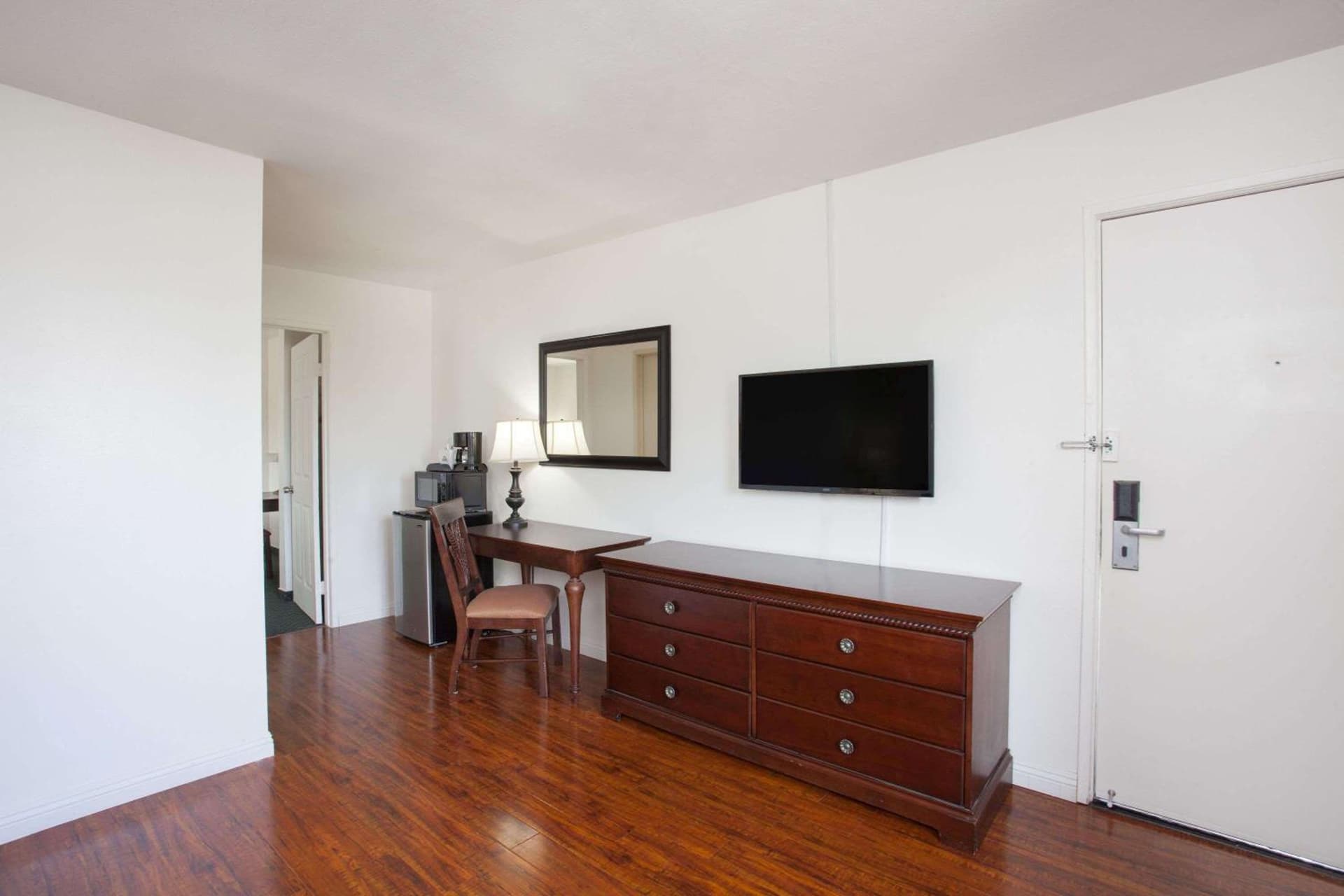 Days Inn by Wyndham Orange Anaheim gallery photo in Orange, CA — image 30