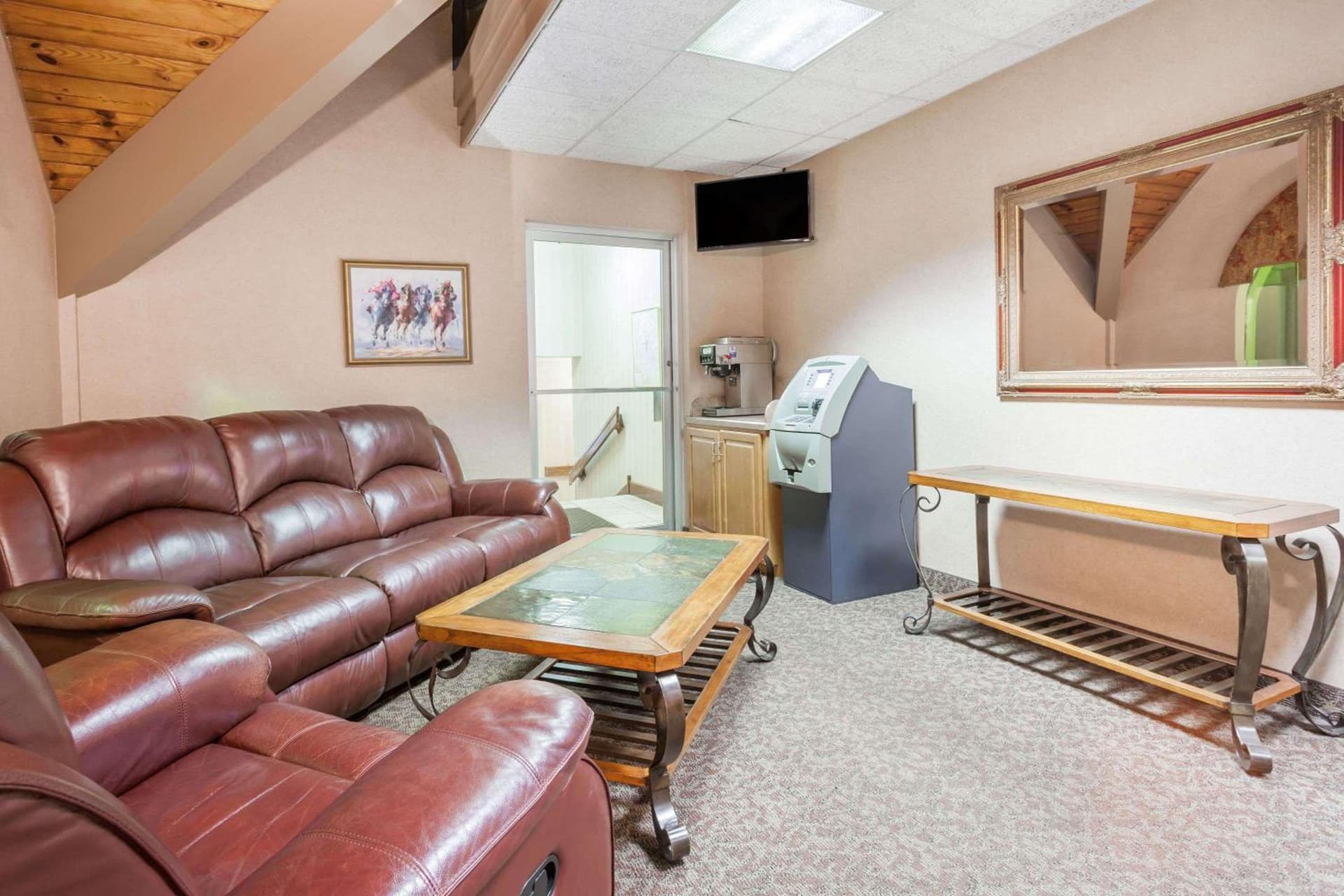 Days Inn & Suites by Wyndham Lexington interior in Lexington, KY — gallery photo 2