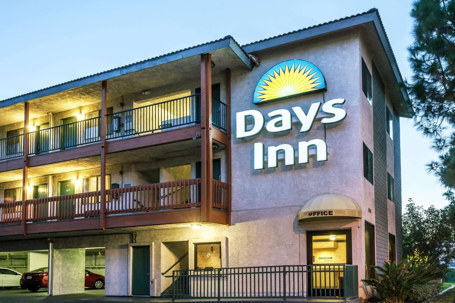 Days Inn by Wyndham Anaheim West interior in Anaheim, CA — gallery photo 2