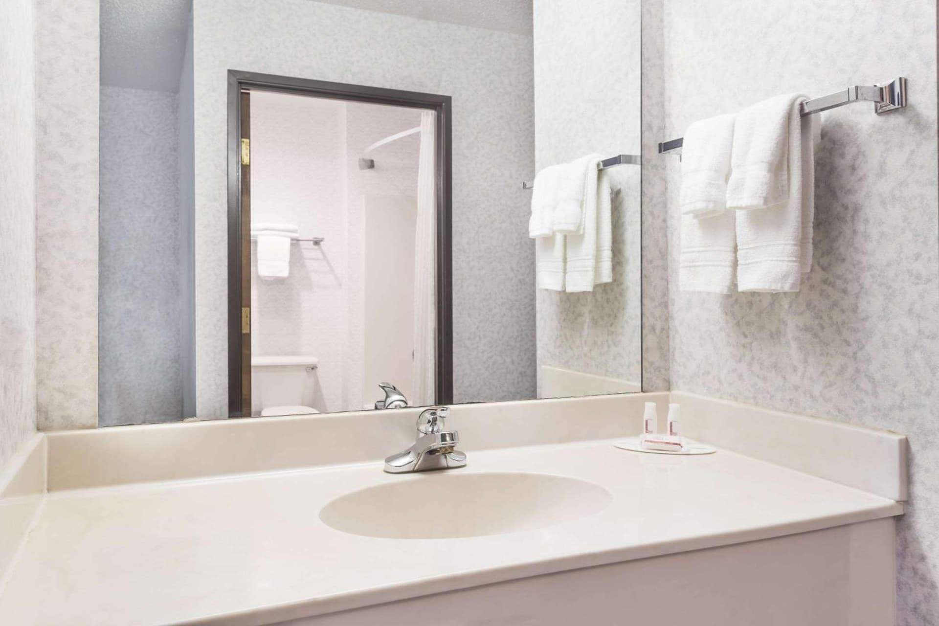 Days Inn by Wyndham Battlefield Rd/Hwy 65 property views in Springfield, MO — gallery photo 3