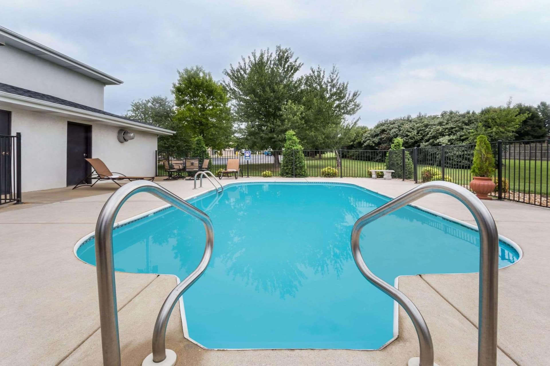 Days Inn by Wyndham Battlefield Rd/Hwy 65 interior in Springfield, MO — gallery photo 2