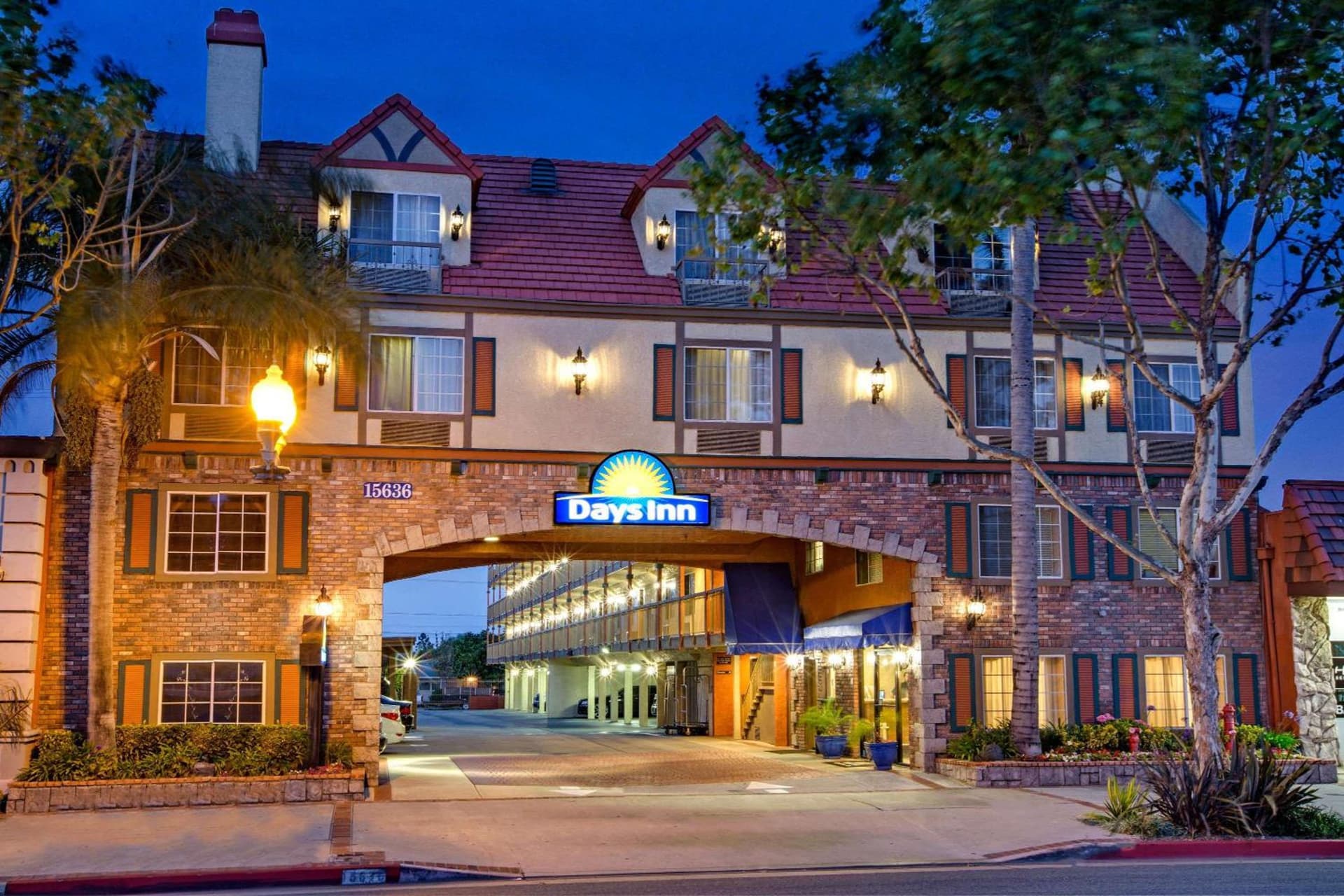Days Inn by Wyndham Los Angeles LAX South Bay Beach City LA interior in Lawndale, CA — gallery photo 2