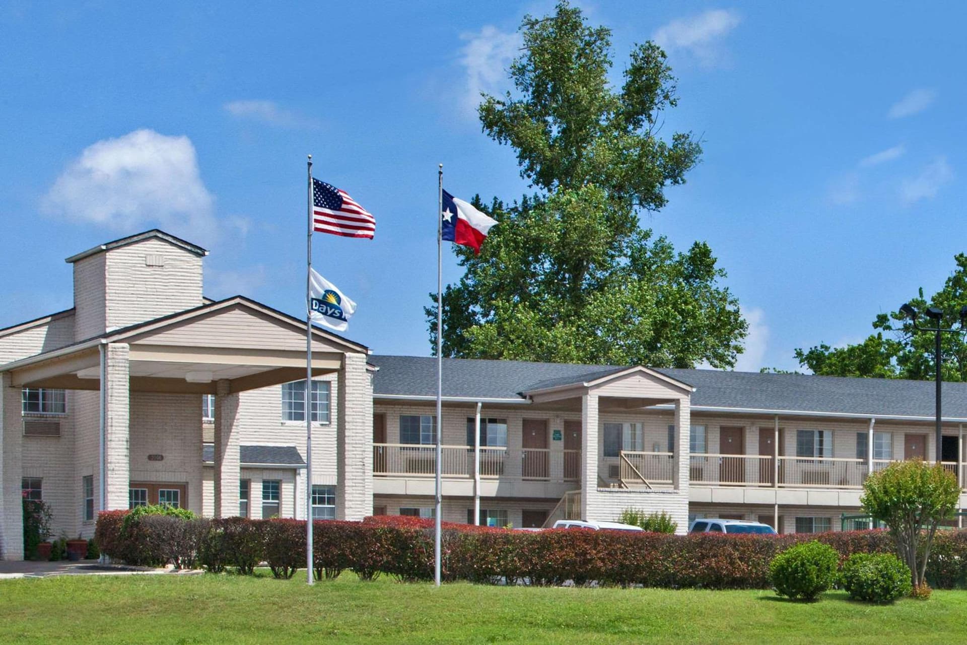 Days Inn by Wyndham Kerrville interior in Kerrville, TX — gallery photo 2