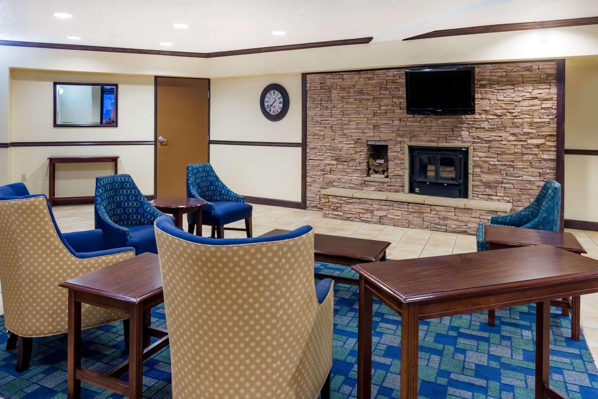 Days Inn & Suites by Wyndham Bridgeport - Clarksburg interior in Bridgeport, WV — gallery photo 2