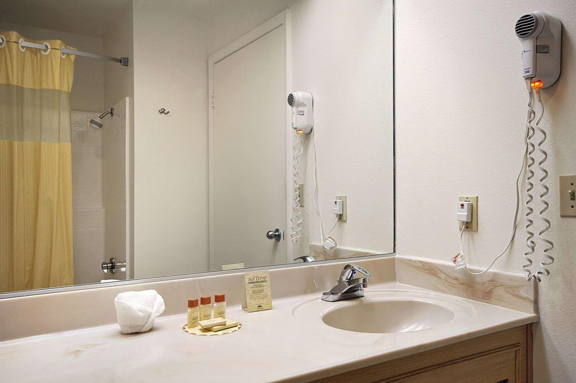 Days Inn by Wyndham Riverside Tyler Mall property views in Riverside, CA — gallery photo 3