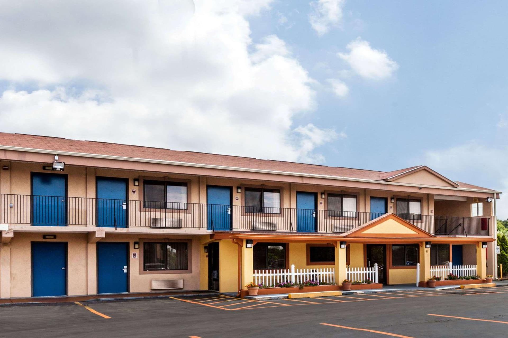 Red Carpet Inn Elkton featured exterior or lobby in Elkton, MD — similar hotel