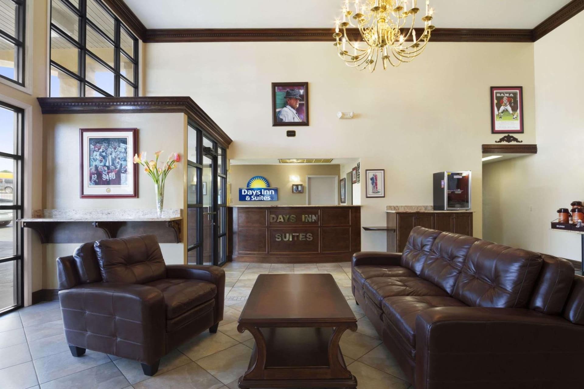 Days Inn & Suites by Wyndham Tuscaloosa - Univ. of Alabama interior in Tuscaloosa, AL — gallery photo 2