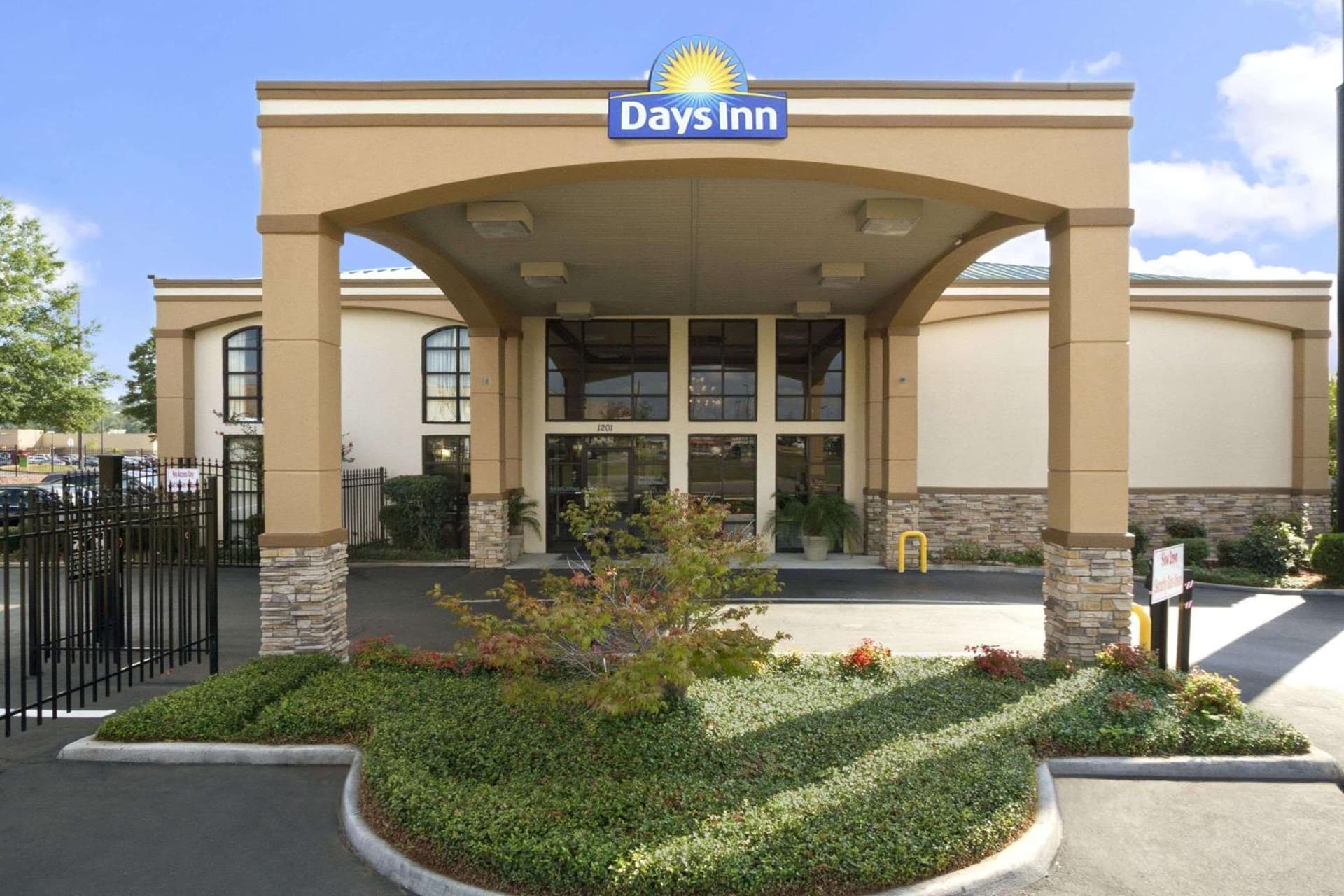 Days Inn & Suites by Wyndham Tuscaloosa - Univ. of Alabama featured exterior or lobby in Tuscaloosa, AL — similar hotel
