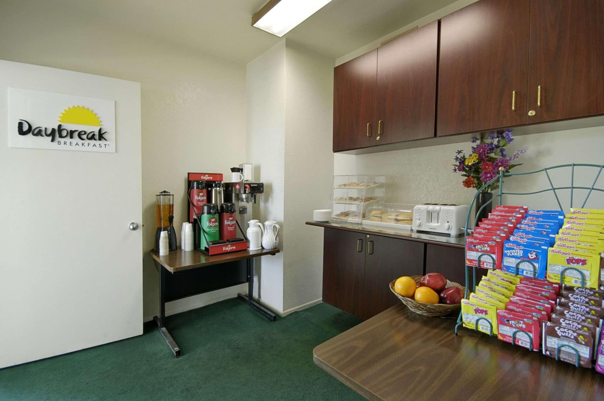Days Inn by Wyndham Riverside Tyler Mall interior in Riverside, CA — gallery photo 2