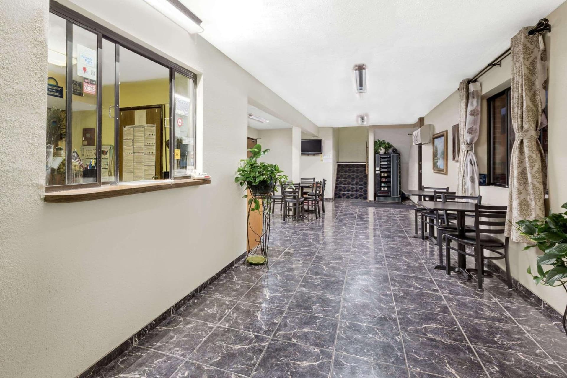 Days Inn by Wyndham Warrensburg interior in Warrensburg, MO — gallery photo 2