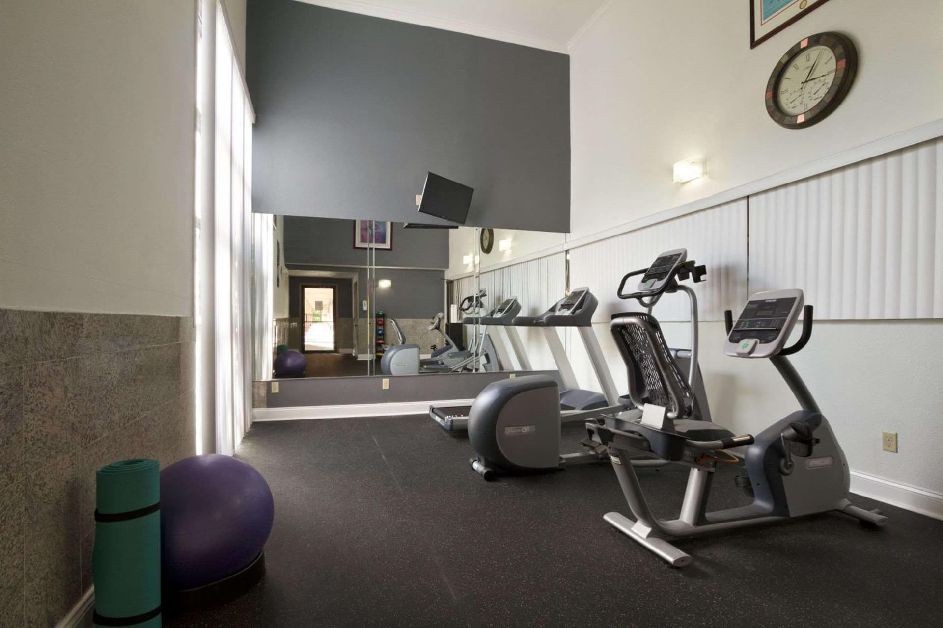 Days Inn & Suites by Wyndham Tuscaloosa - Univ. of Alabama property views in Tuscaloosa, AL — gallery photo 3