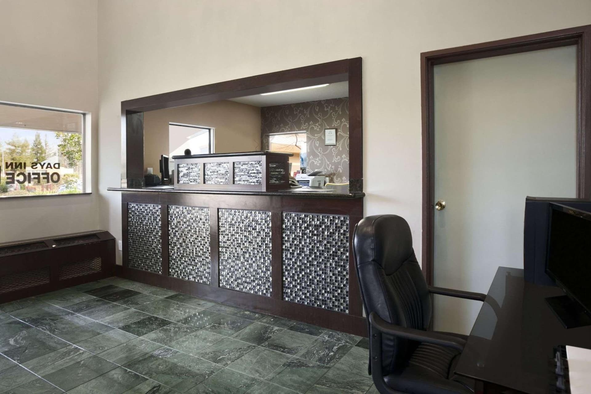 Days Inn by Wyndham Rocklin/Sacramento interior in Rocklin, CA — gallery photo 2
