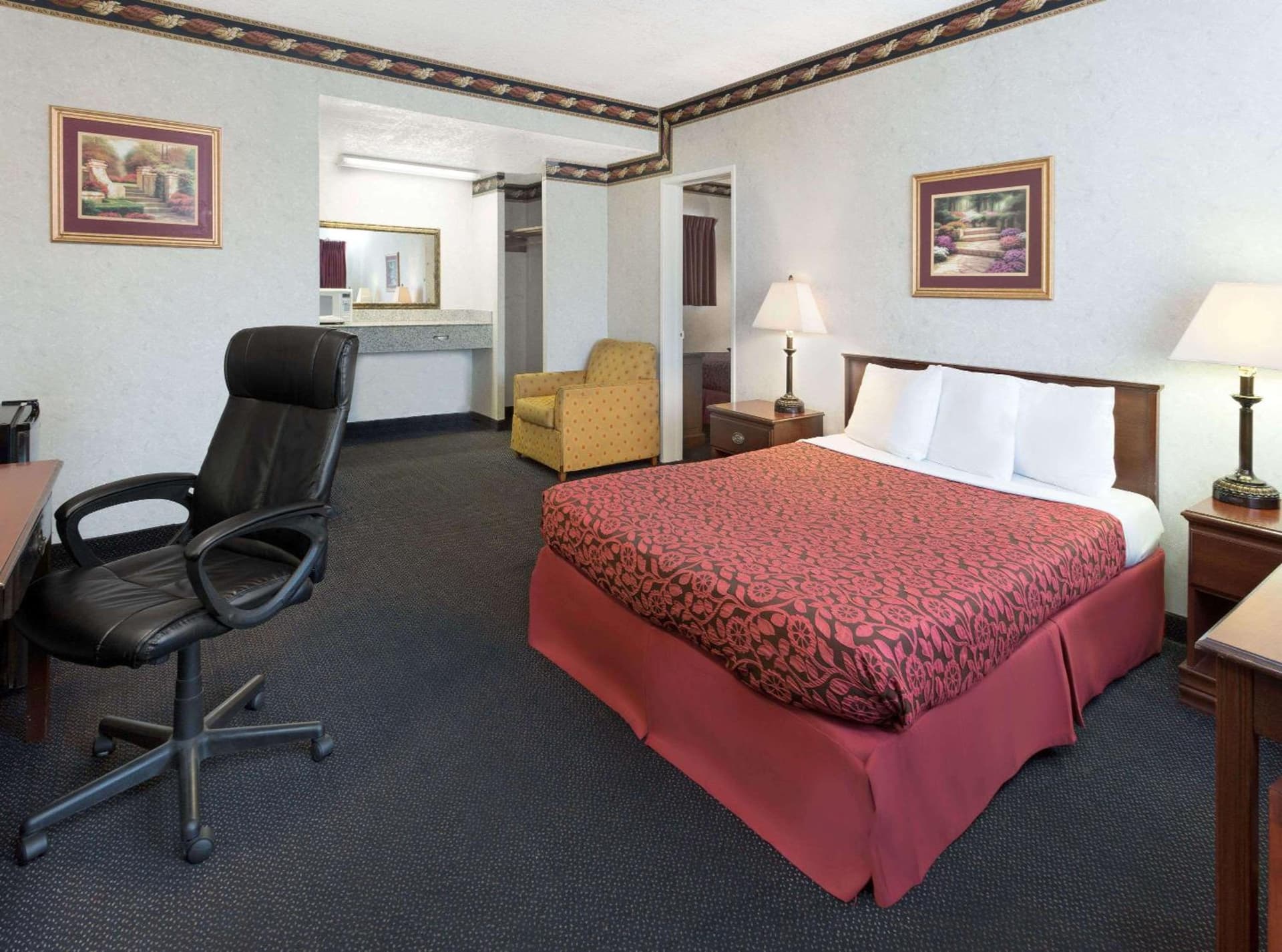 Sunset Inn property views in Costa Mesa, CA — gallery photo 3