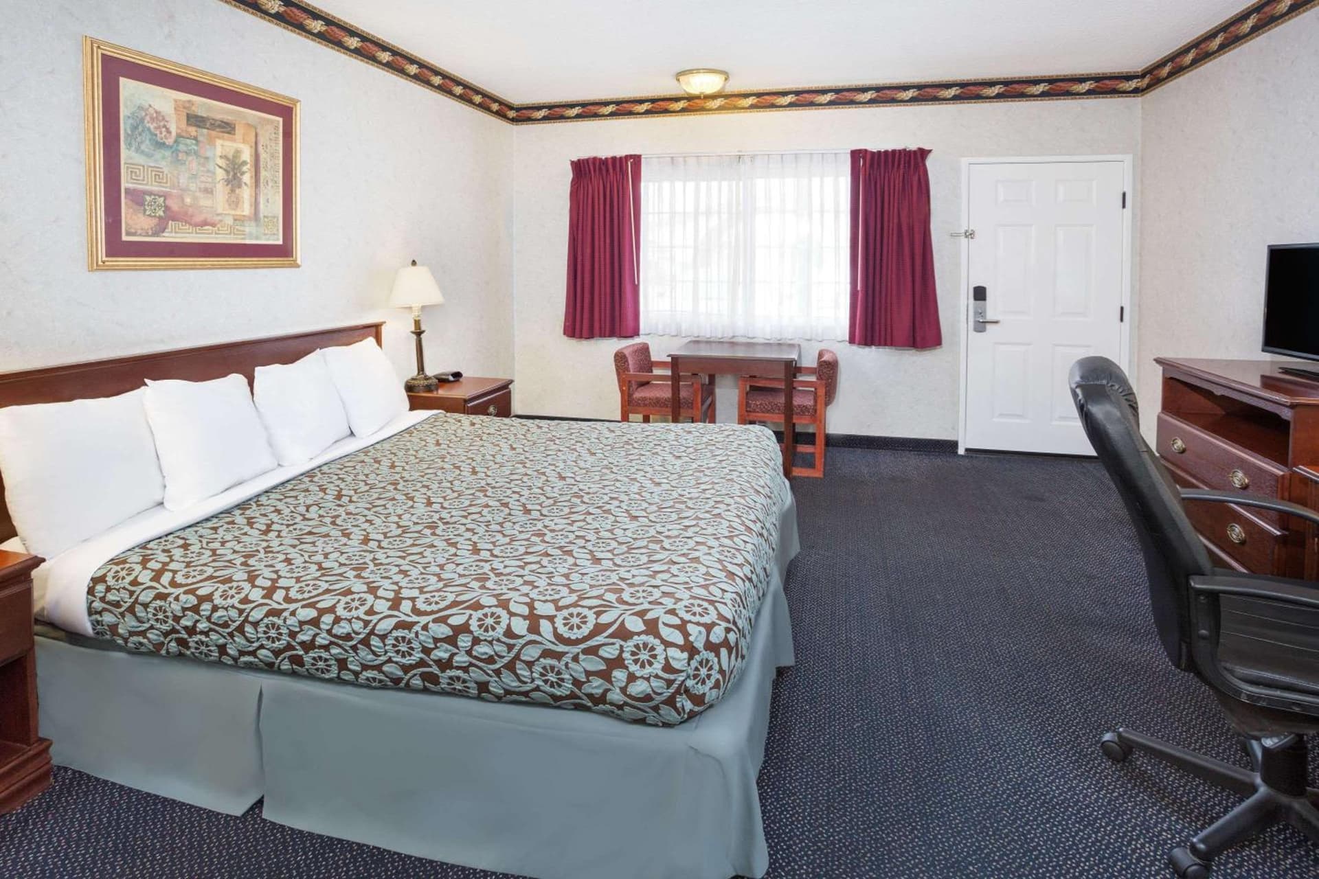 Sunset Inn property views in Costa Mesa, CA — gallery photo 3