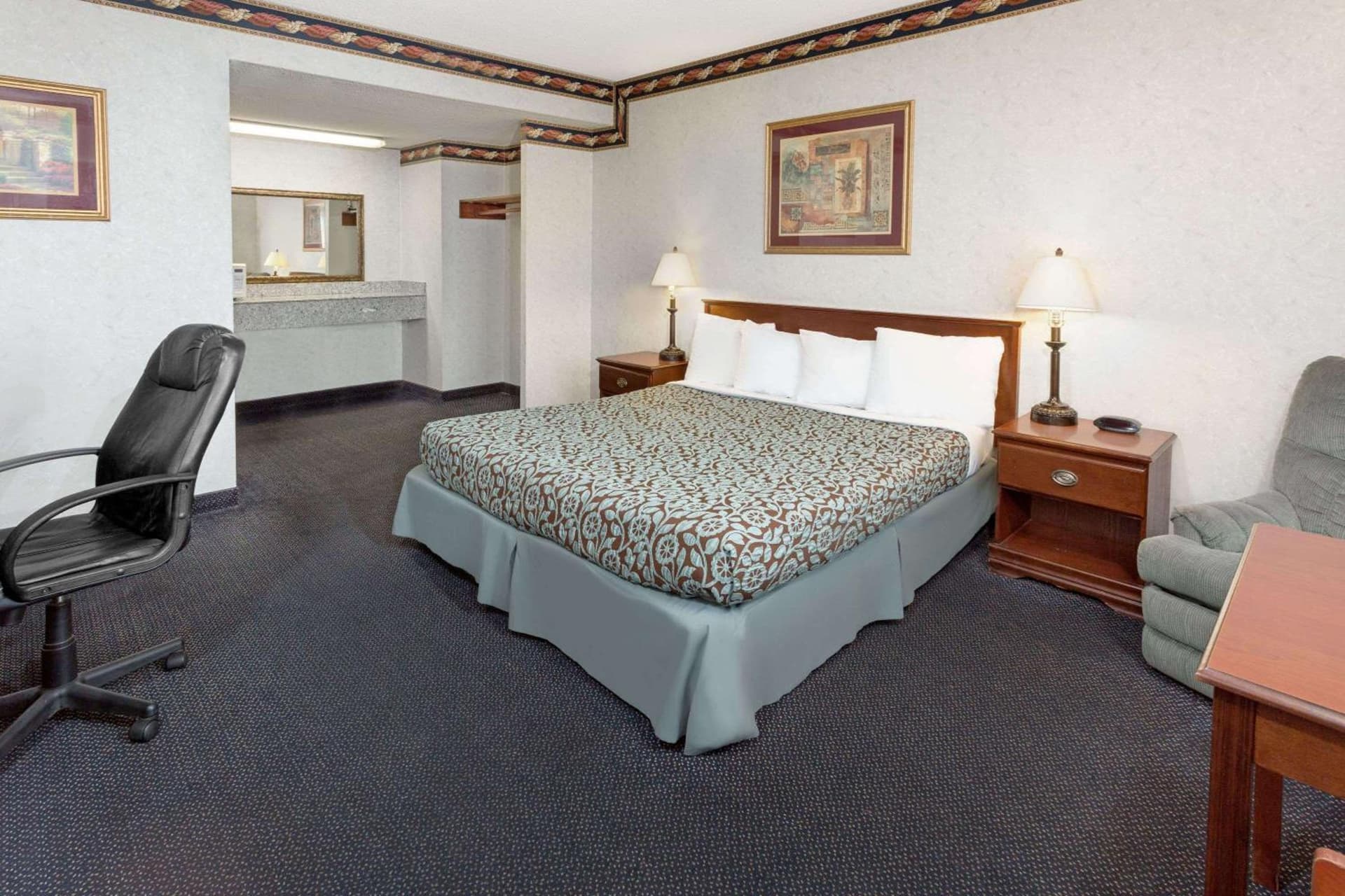 Sunset Inn gallery photo in Costa Mesa, CA — image 7