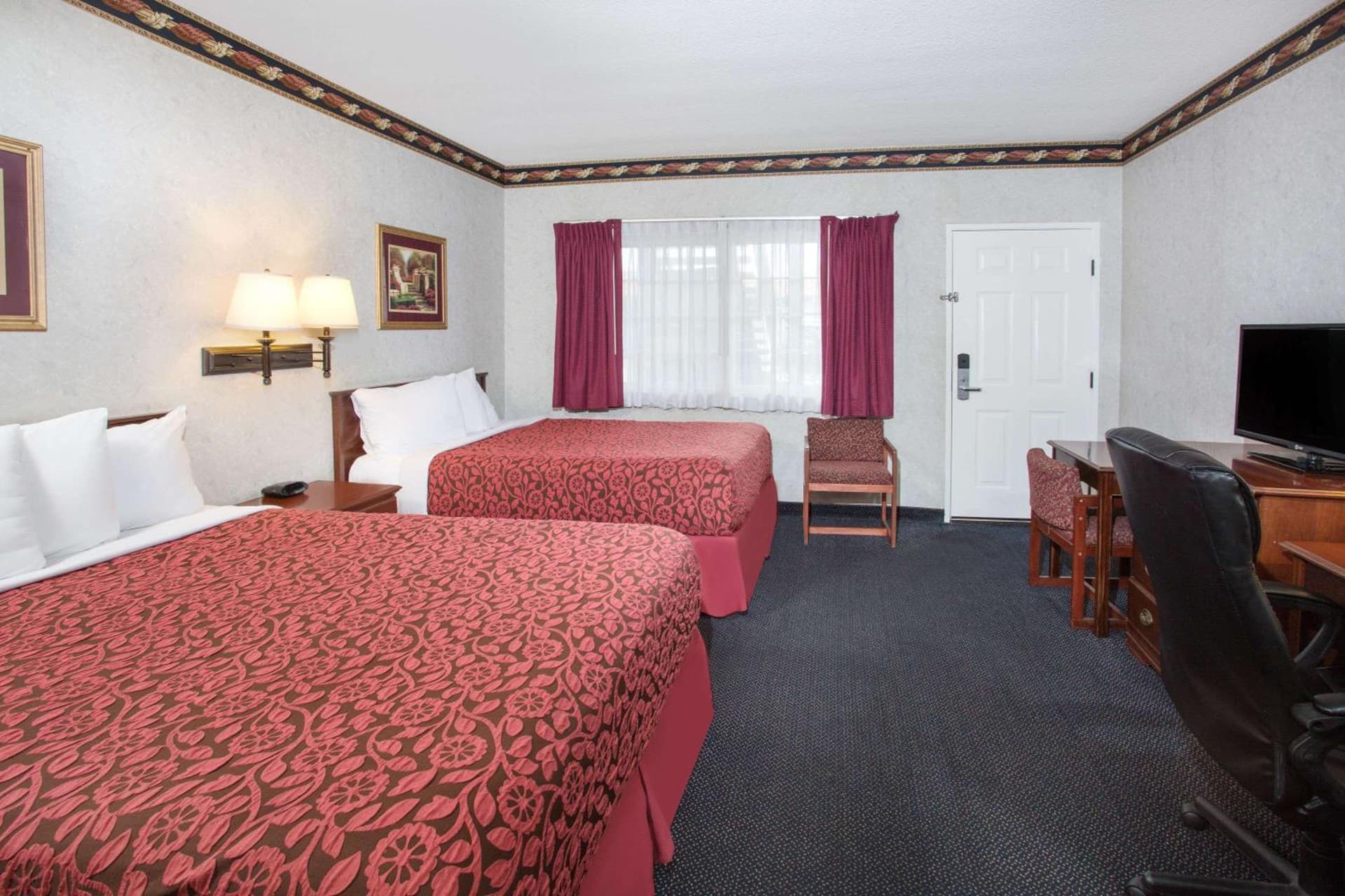 Sunset Inn gallery photo in Costa Mesa, CA — image 10