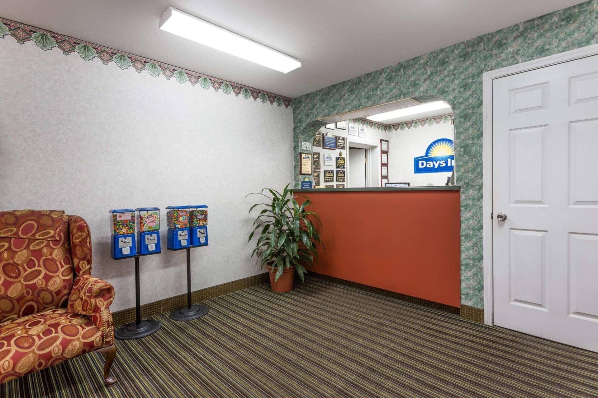 Days Inn by Wyndham Dickson interior in Dickson, TN — gallery photo 2