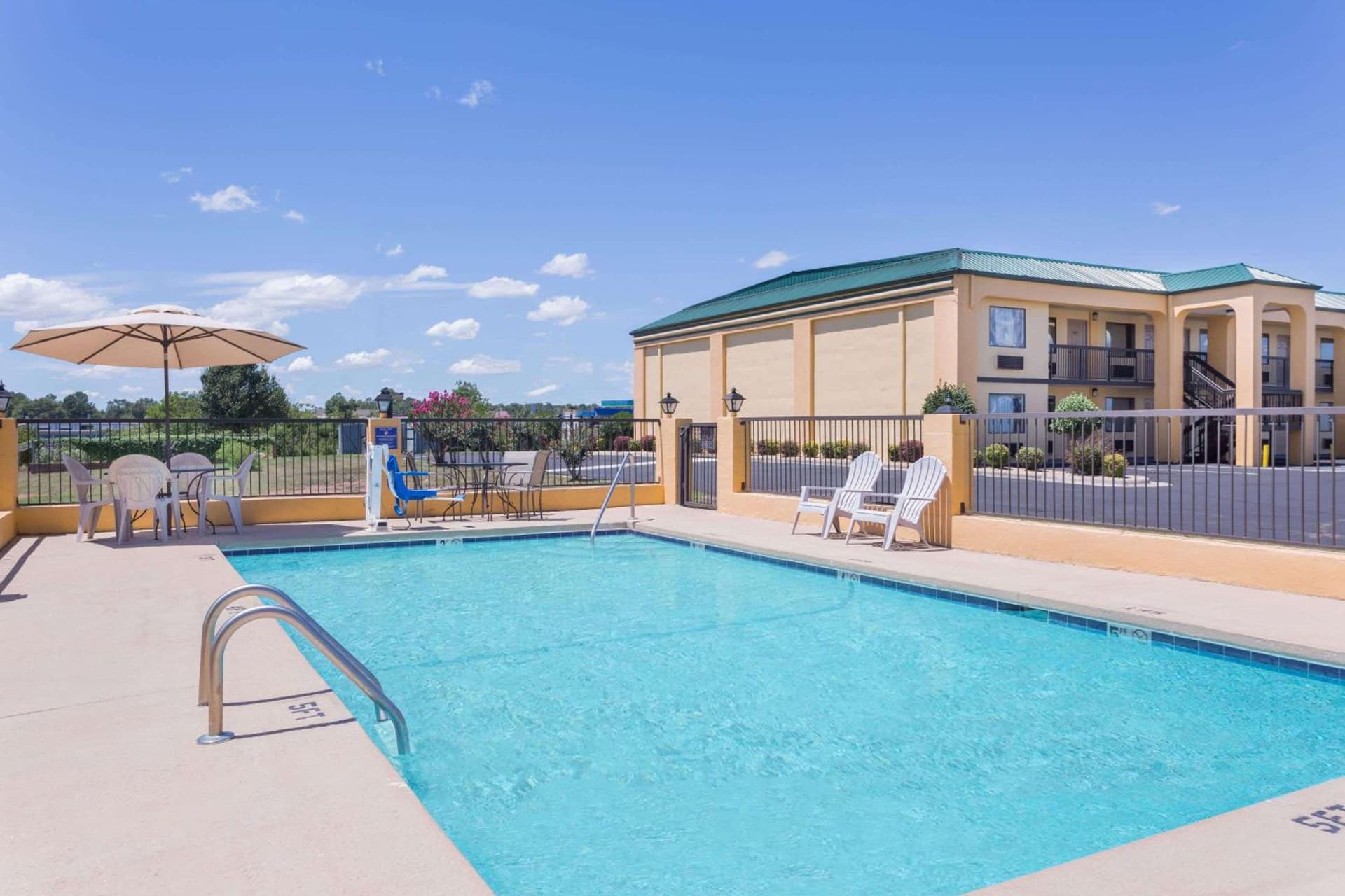 Days Inn by Wyndham Byron property views in Byron, GA — gallery photo 3