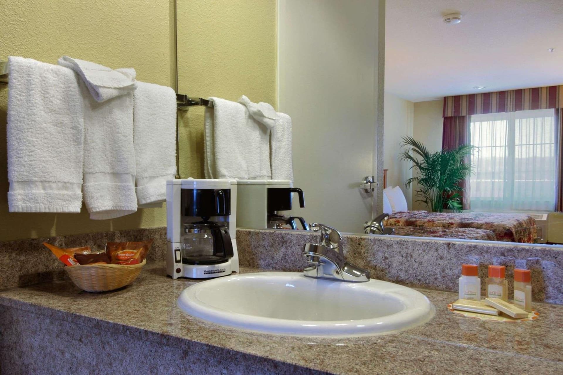 Days Inn by Wyndham Hayward Airport property views in Hayward, CA — gallery photo 3