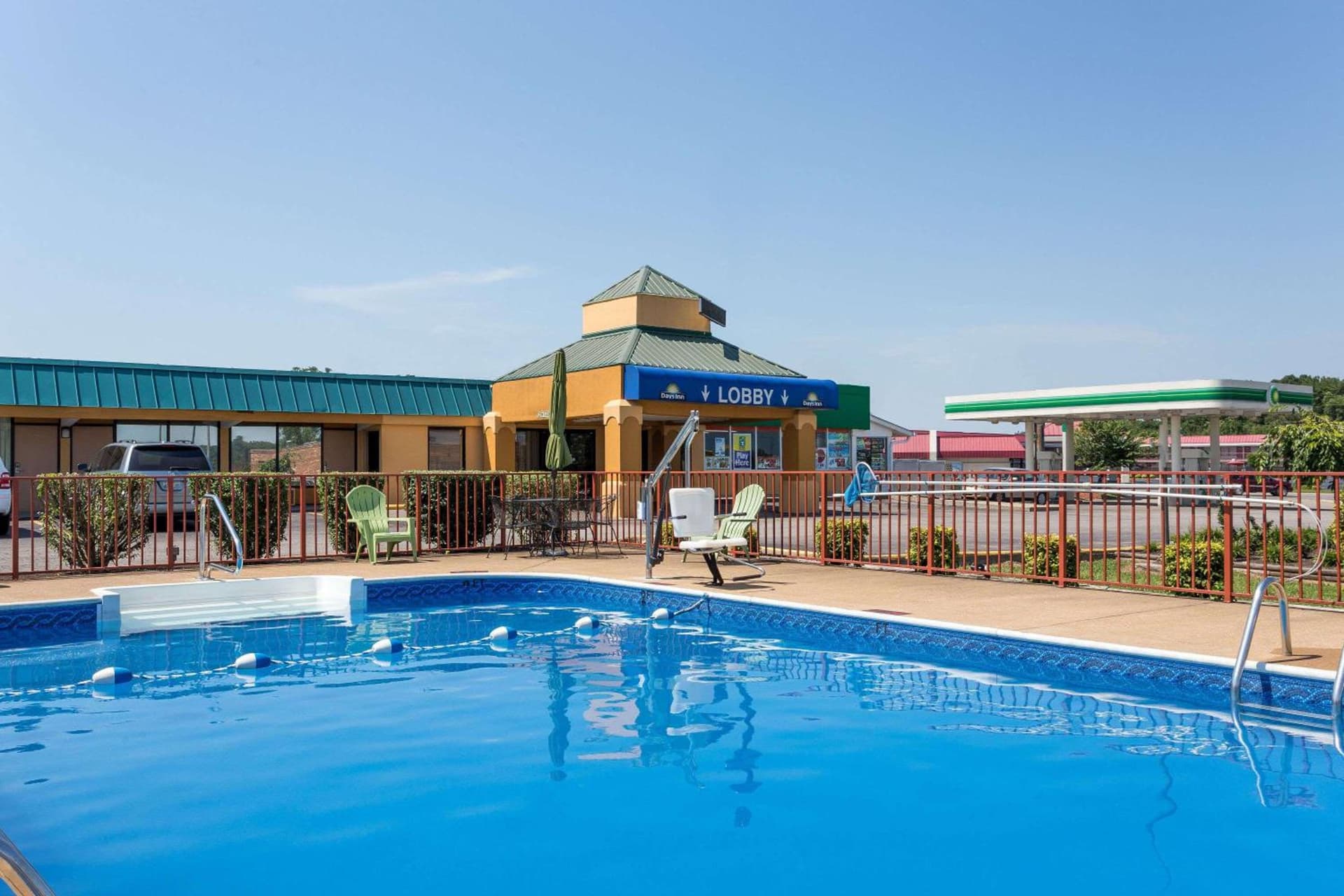 Days Inn by Wyndham Dickson property views in Dickson, TN — gallery photo 3