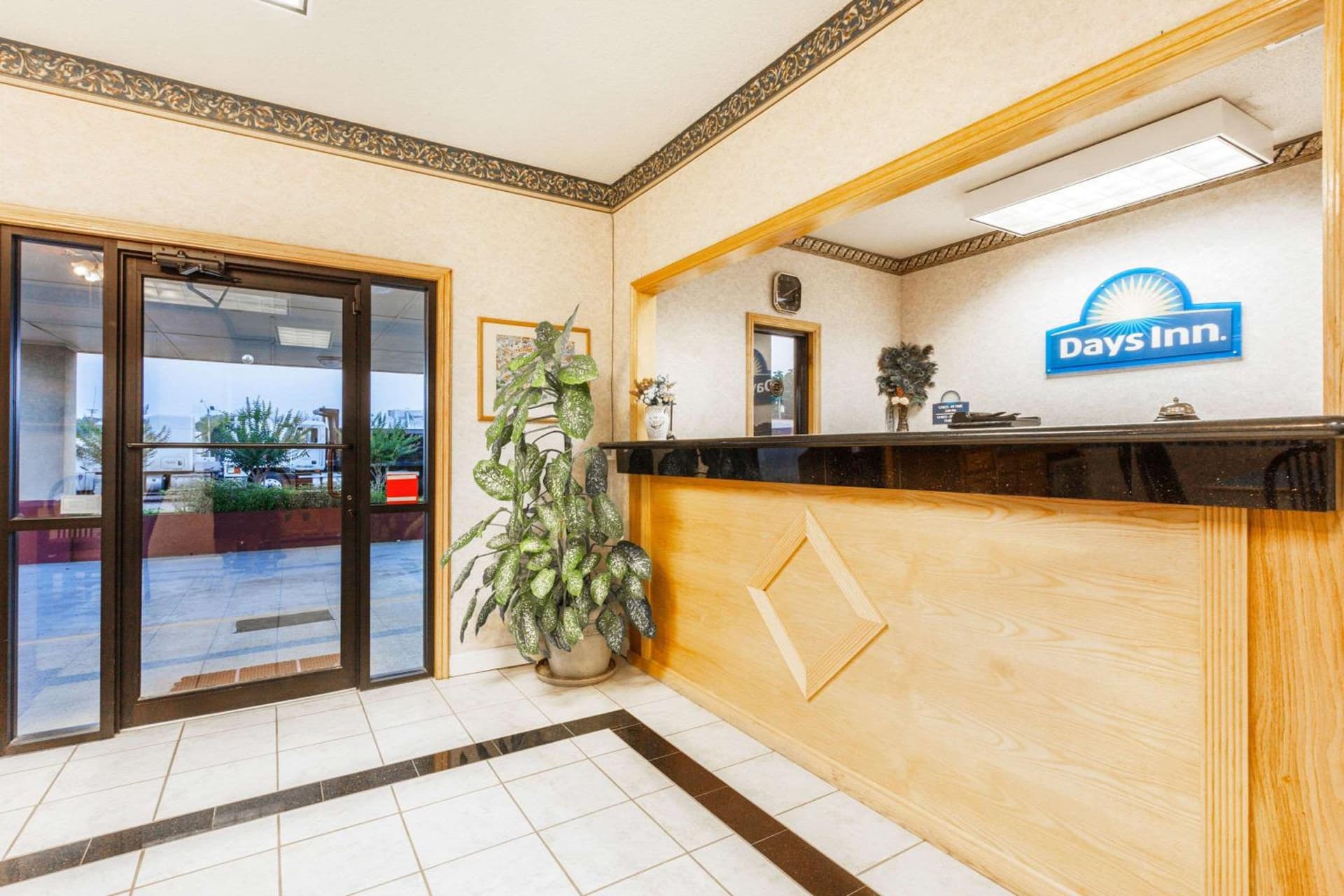 Days Inn by Wyndham Yazoo City interior in Yazoo City, MS — gallery photo 2