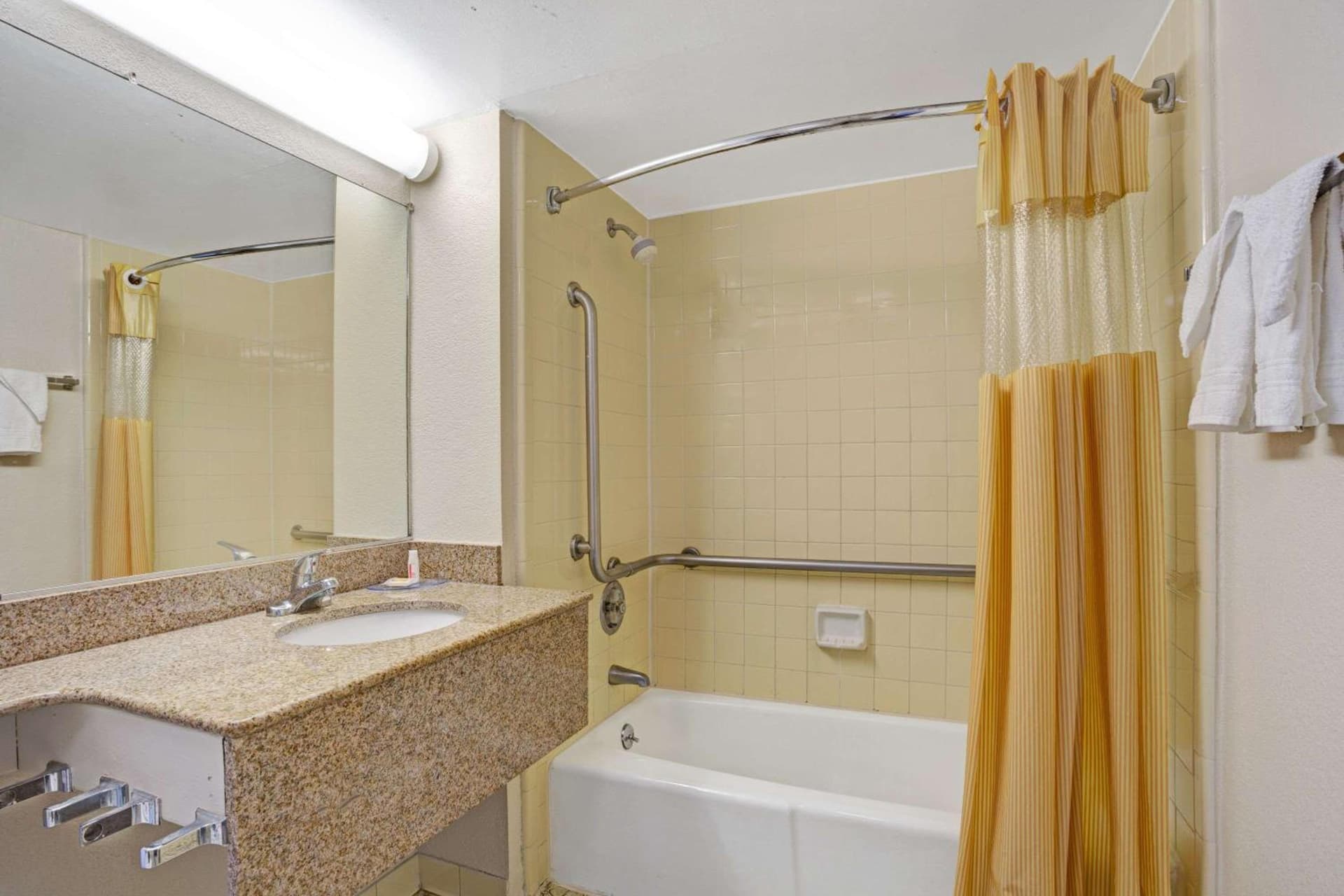 Days Inn by Wyndham Norfolk Military Circle gallery photo in Norfolk, VA — image 4