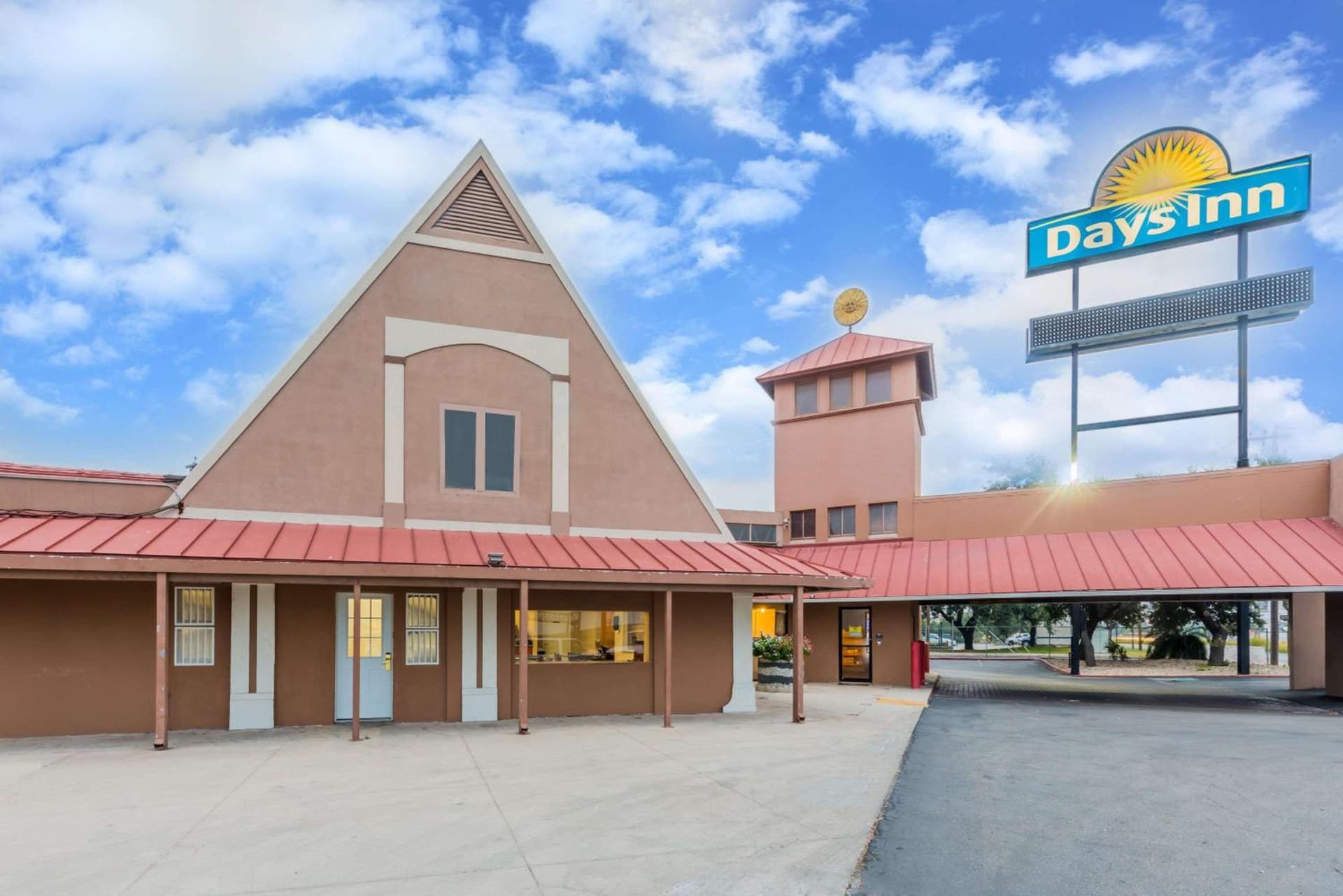 Days Inn by Wyndham San Antonio Splashtown/ATT Center interior in San Antonio, TX — gallery photo 2
