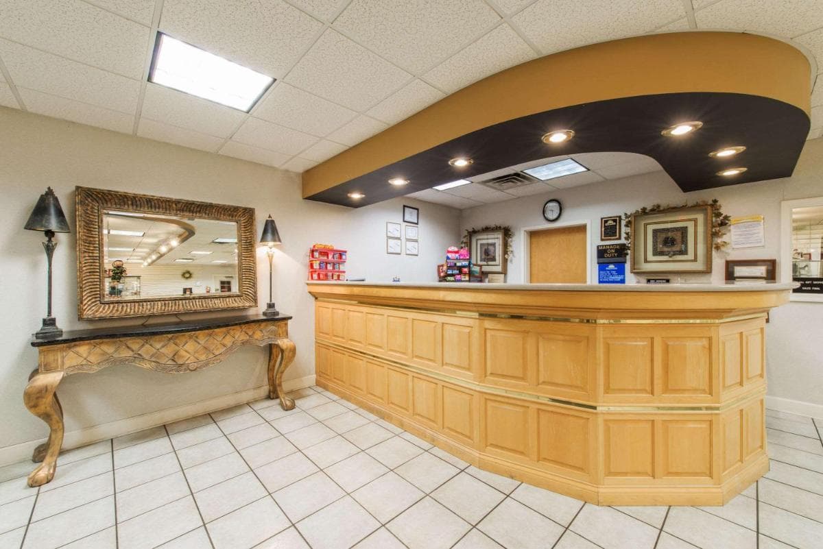 Days Inn by Wyndham Elizabethtown interior in Elizabethtown, KY — gallery photo 2