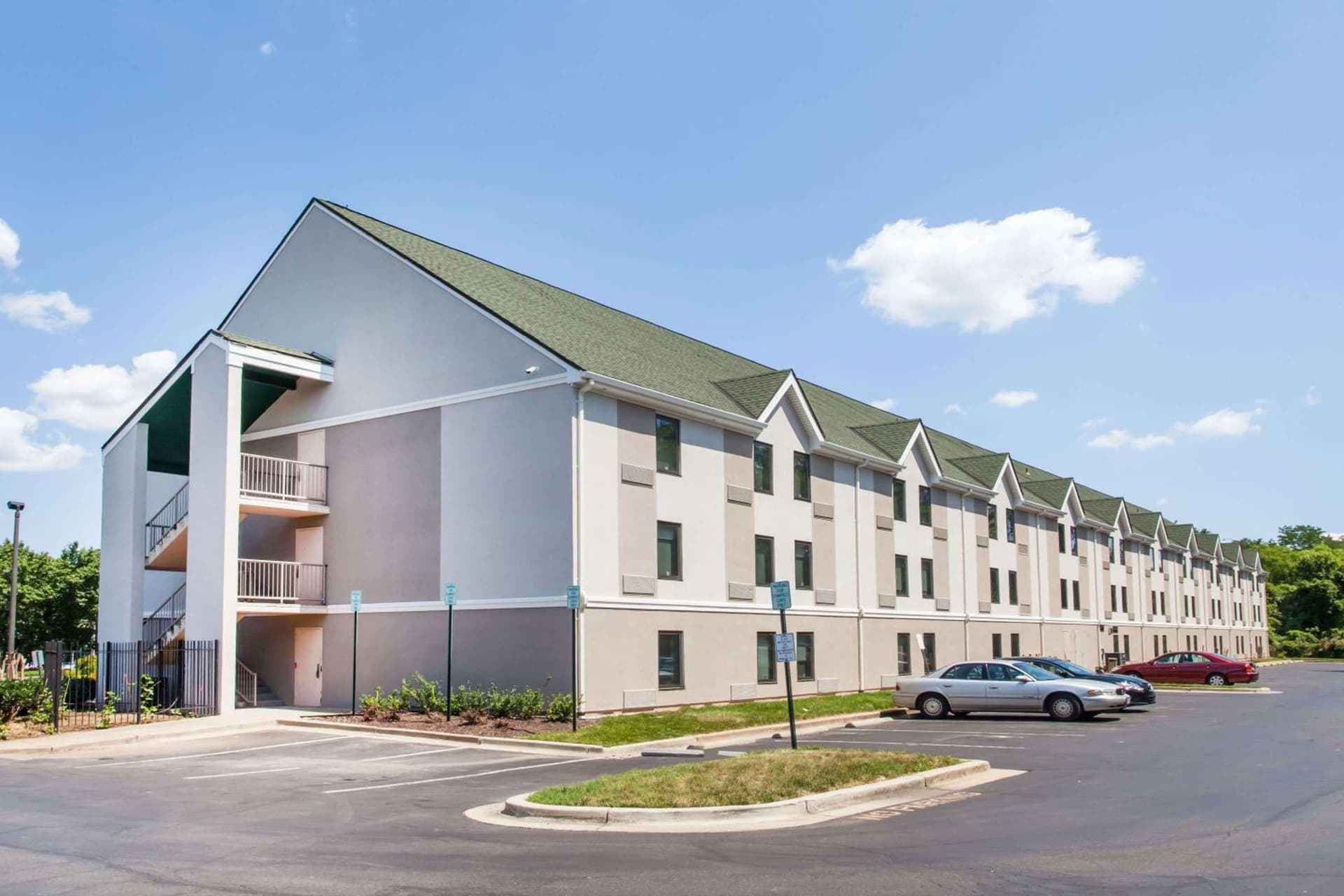 Days Inn by Wyndham Lanham Washington DC interior in Lanham, MD — gallery photo 2