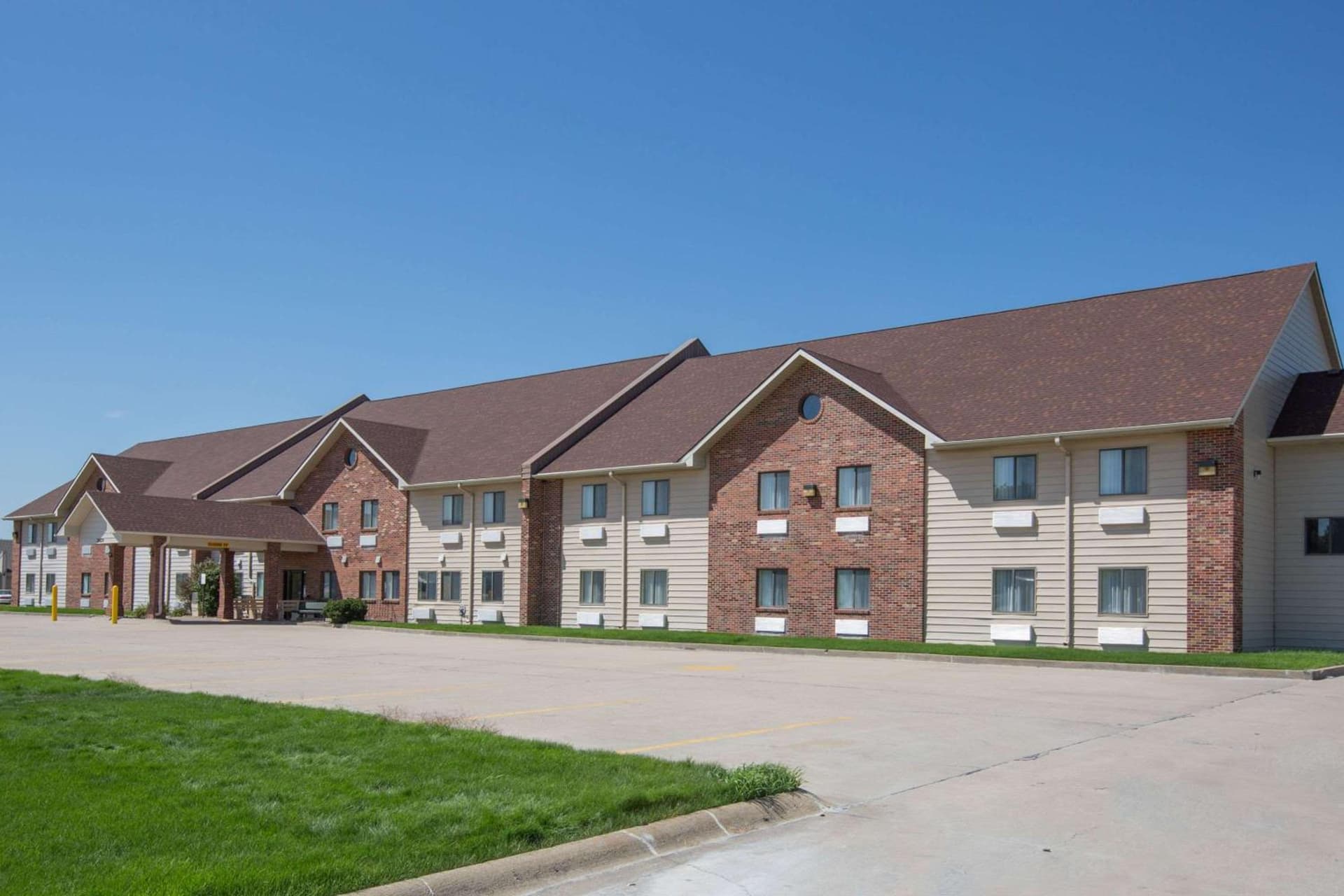 Days Inn by Wyndham Grand Island featured exterior or lobby in Grand Island, NE — similar hotel