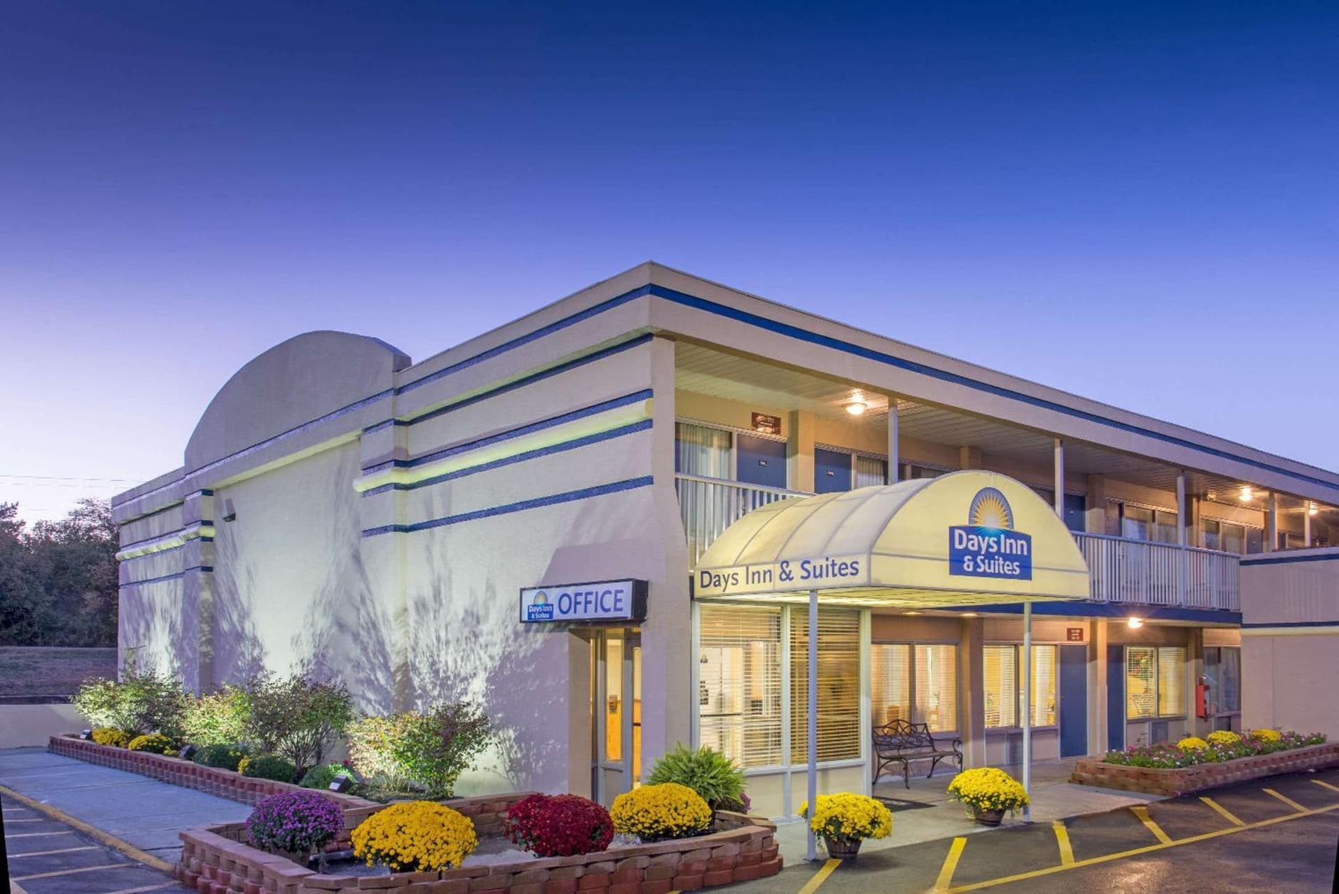 Days Inn & Suites by Wyndham Dayton North — hotel in Dayton, Ohio