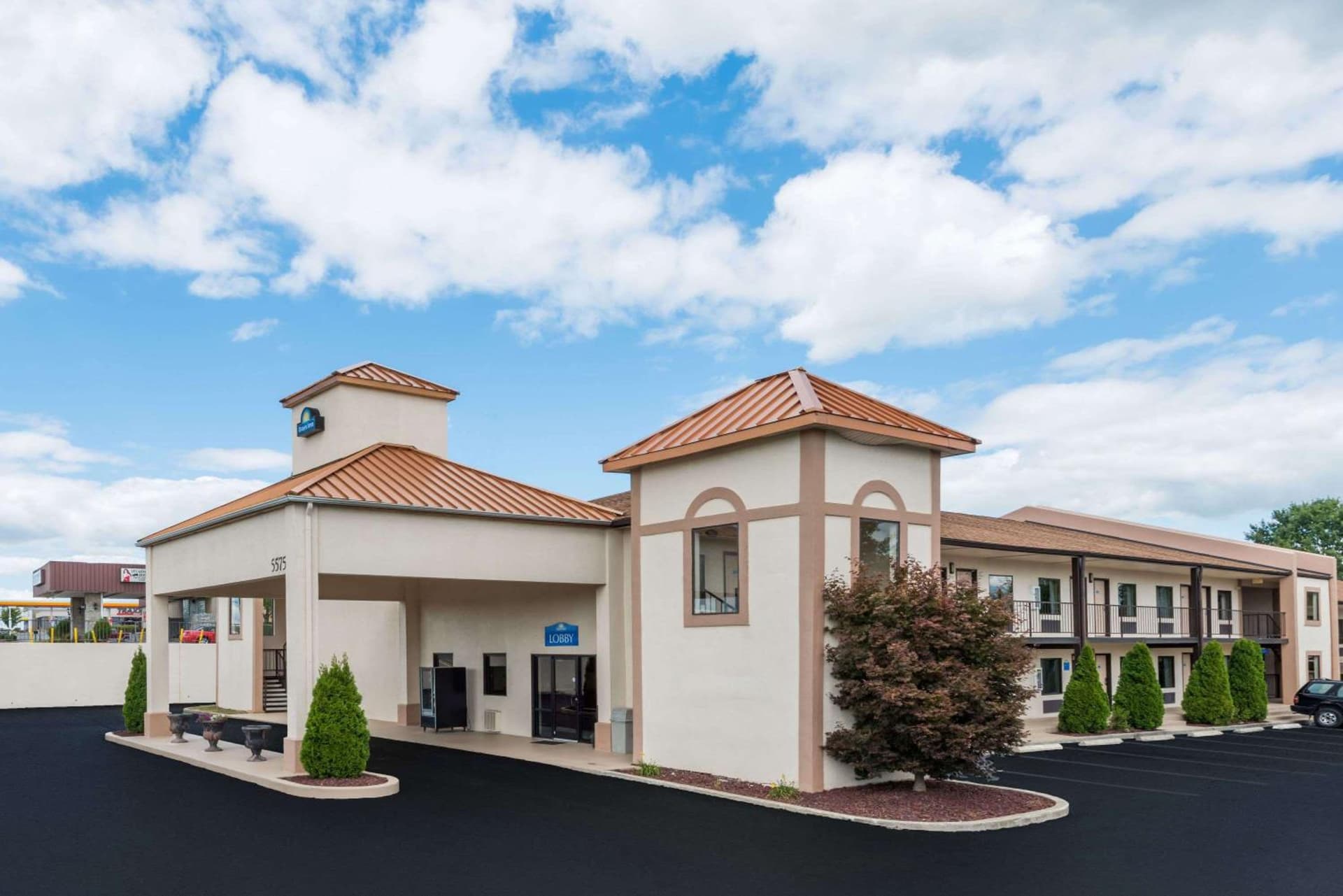 Days Inn Lexington SE Hamburg interior in Lexington, KY — gallery photo 2