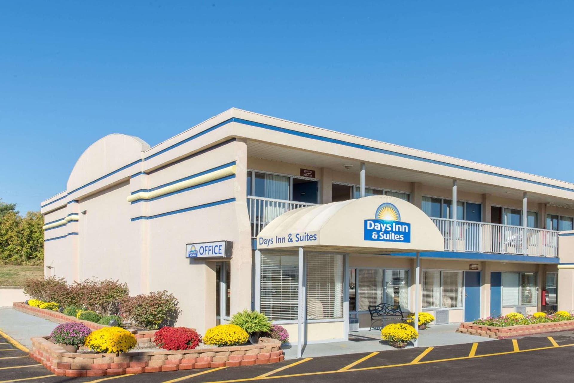 Days Inn & Suites by Wyndham Dayton North property views in Dayton, OH — gallery photo 3