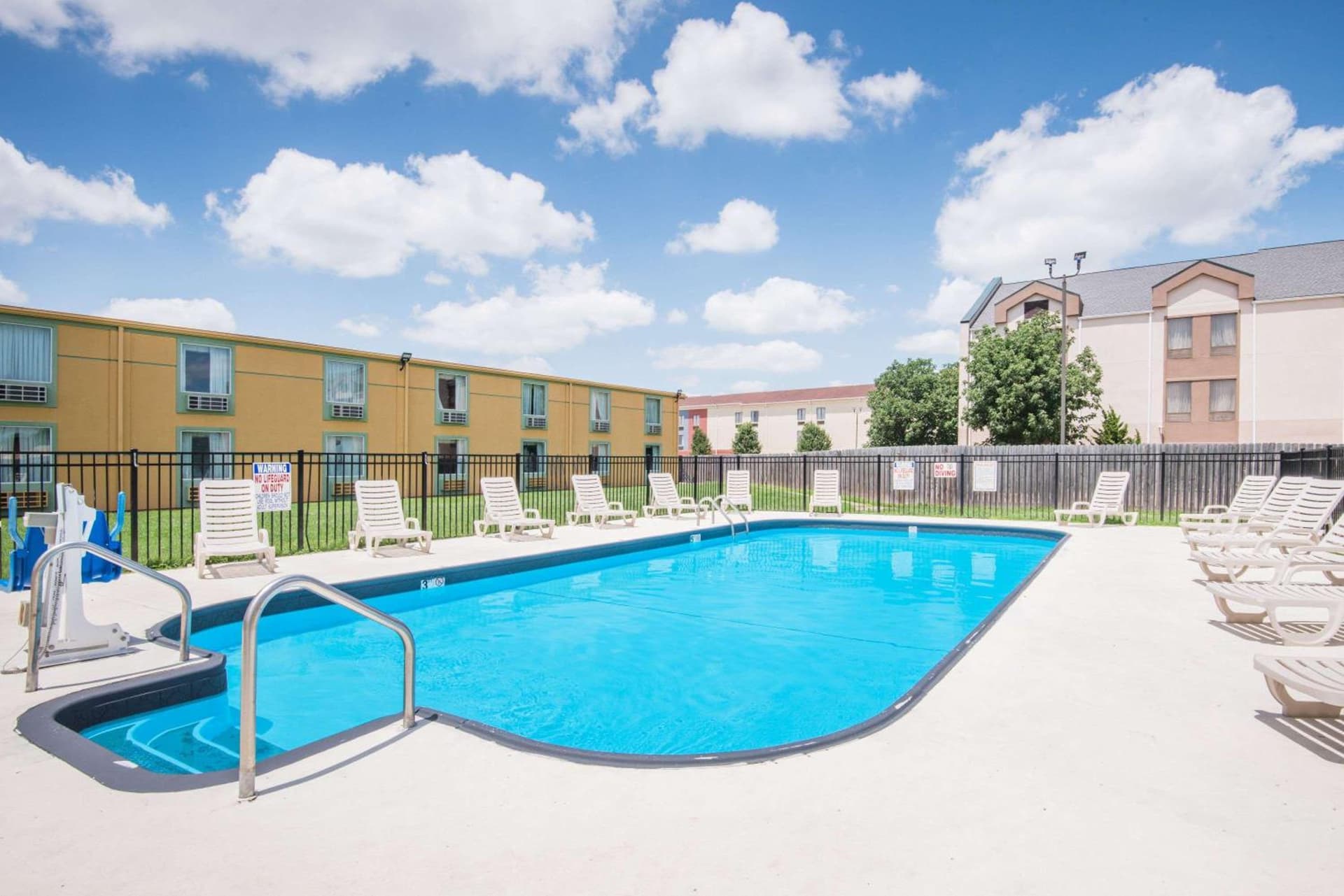 Days Inn by Wyndham Joplin property views in Joplin, MO — gallery photo 3